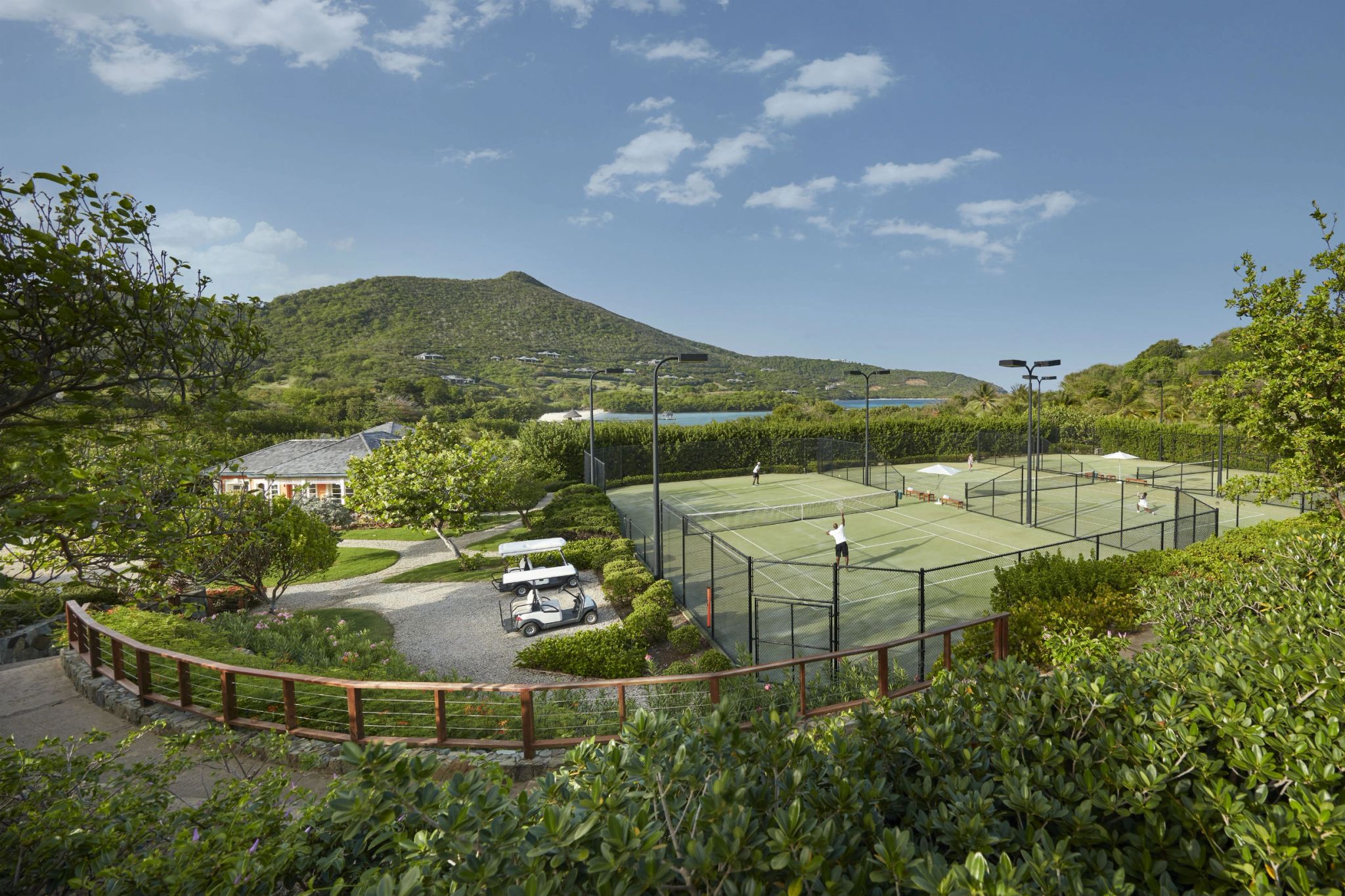 quadra de tenis profissional - colinas verdes ao fundo - esporte