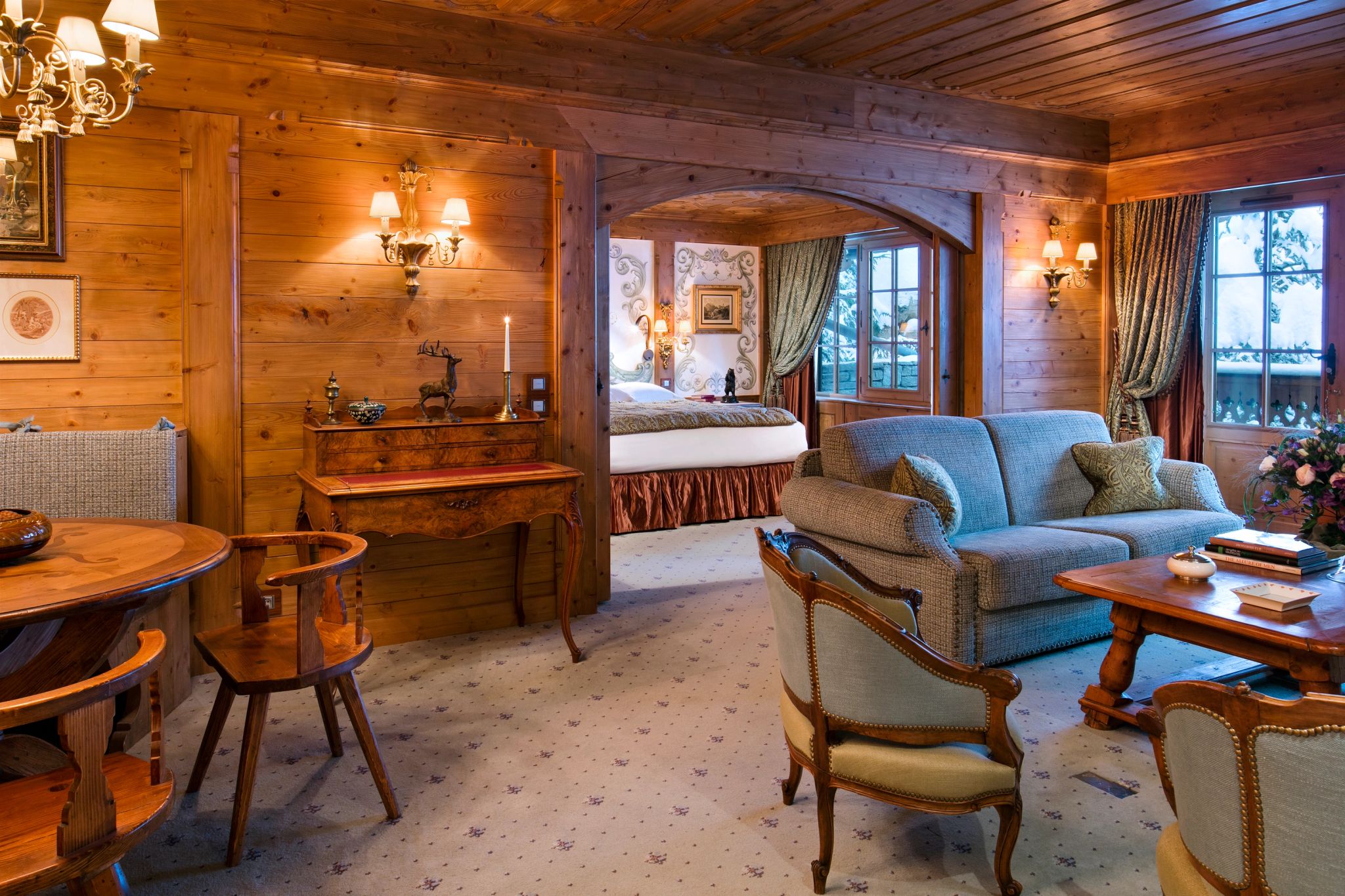 The Suite on the Ski Slopes  sala da suite - sofa premium - decoracao classica