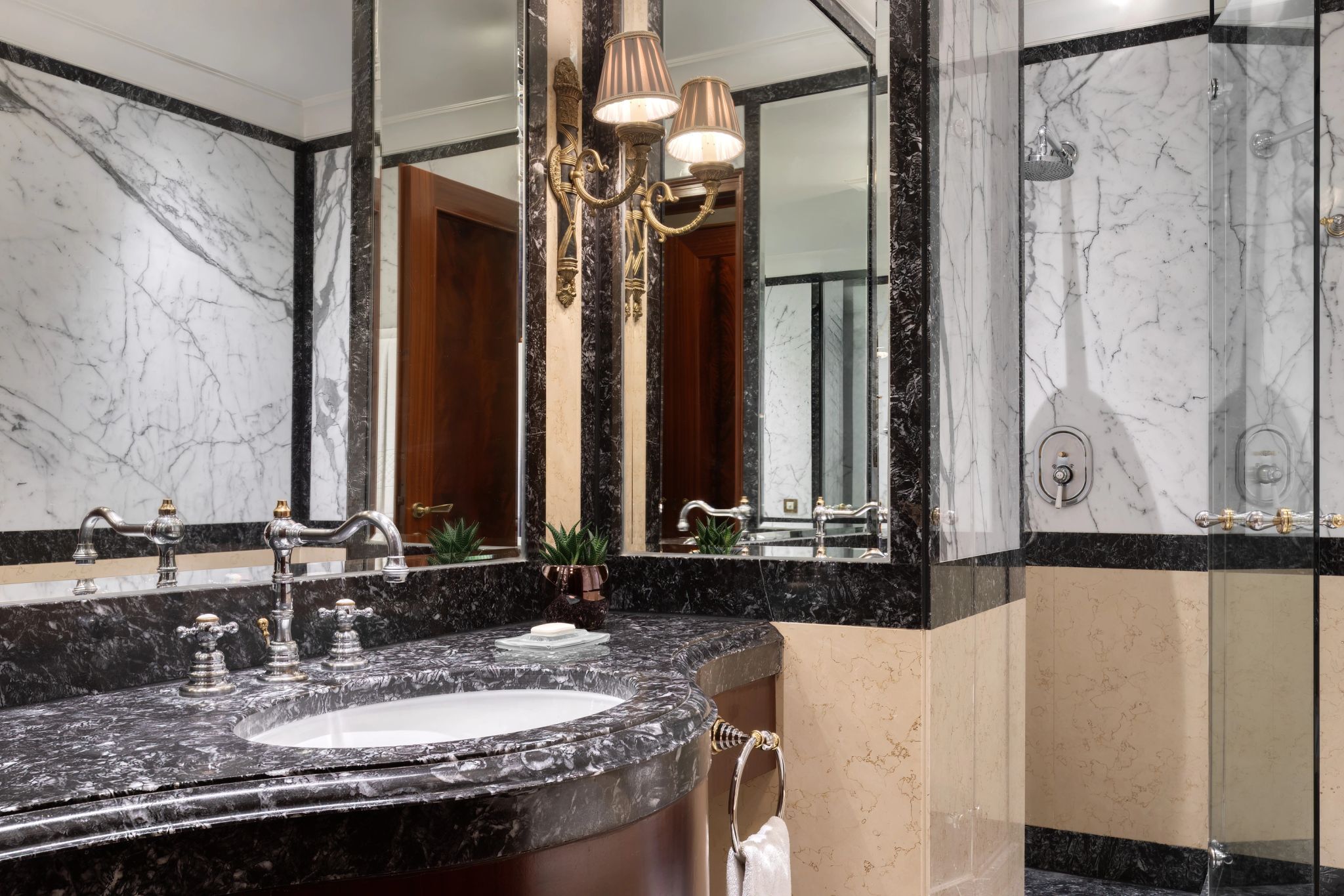 Deluxe King City View banheiro em marmore - banheiro chique - chuveiro alta pressao