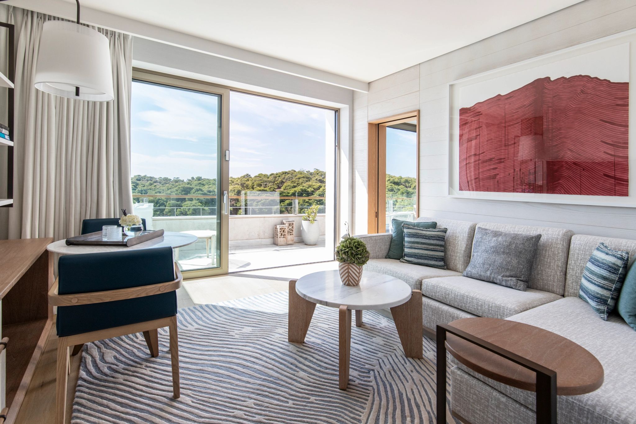 Arion Pine View Junior Suite sala de estar - sala de tv - suite com varanda