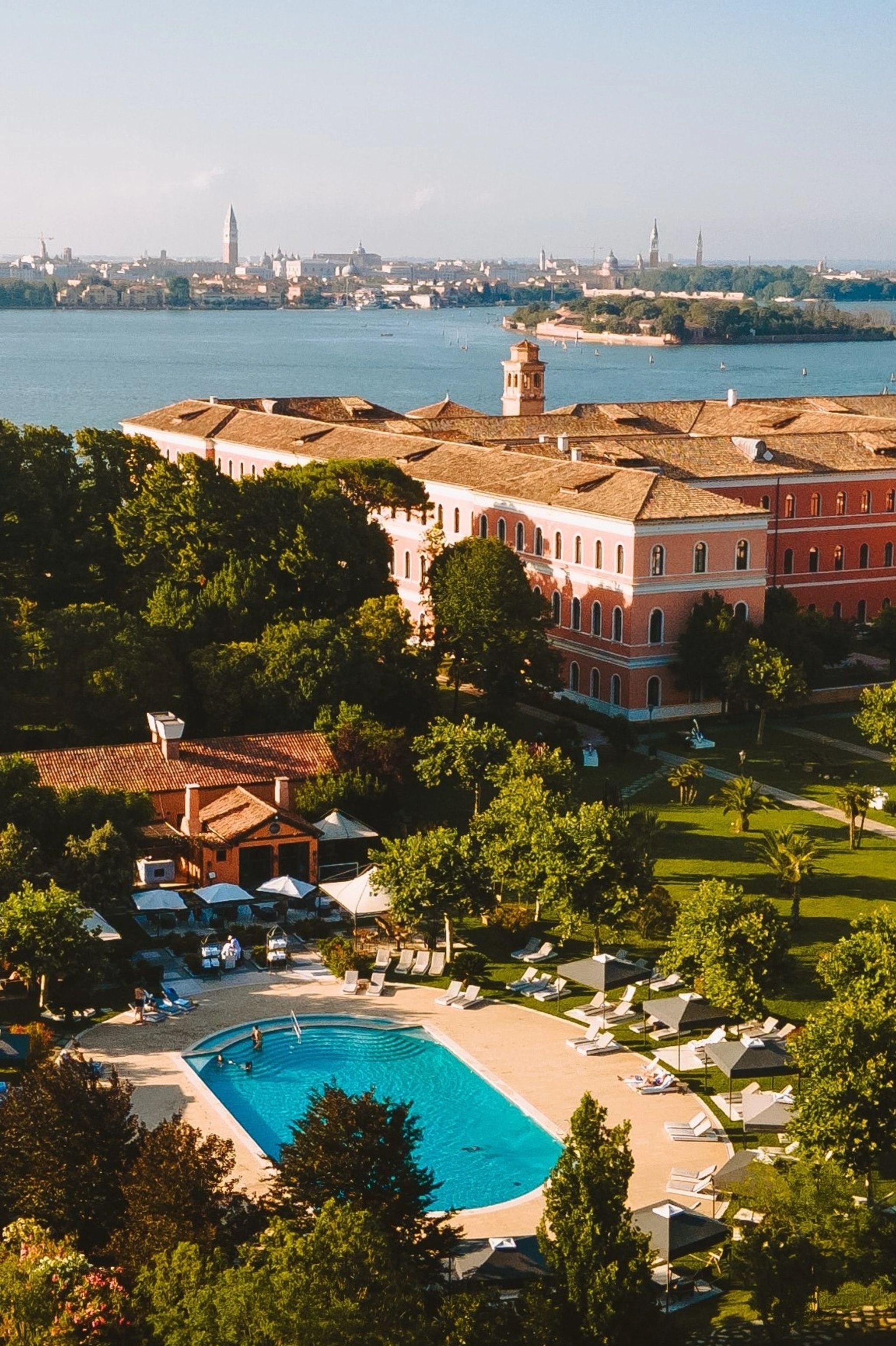 vista aerea do san clemente palace - hospedagem de luxo - experiencia unica em veneza