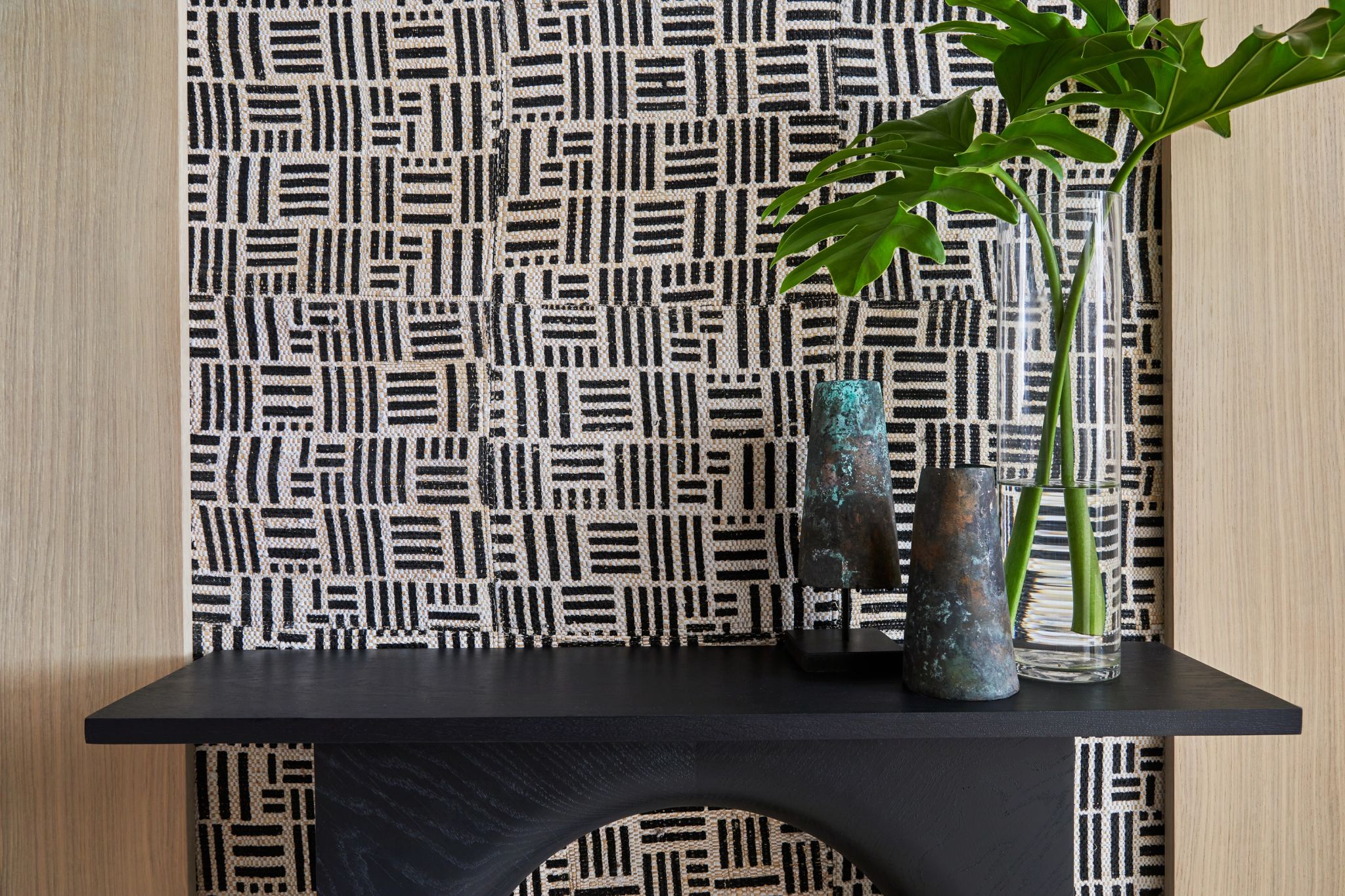 papel de parede - hall de entrada - vaso de plantas - arte africana