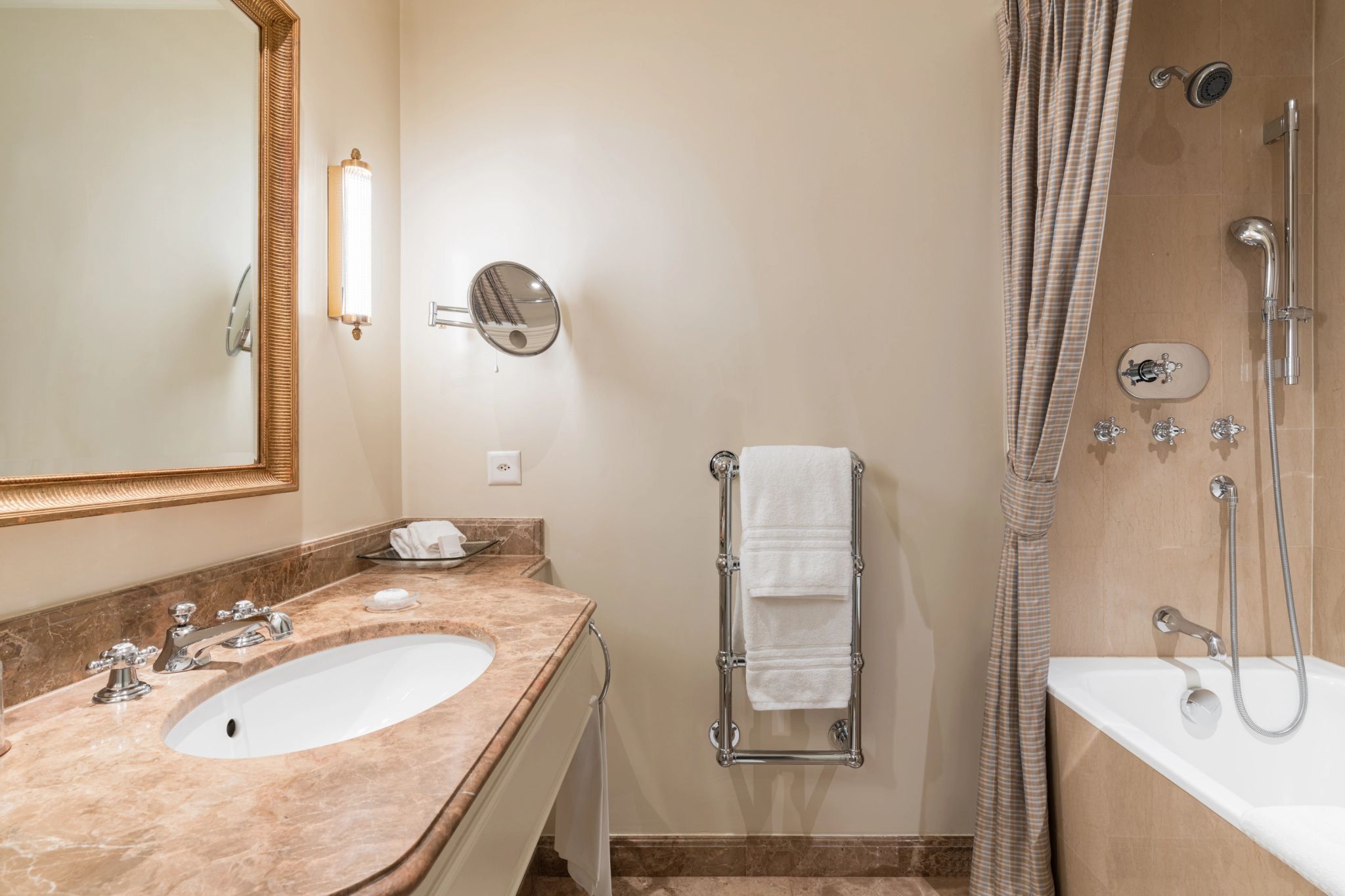 Standard banheiro em marmore - quarto com banheira - banheira de imersao - banheiro amplo