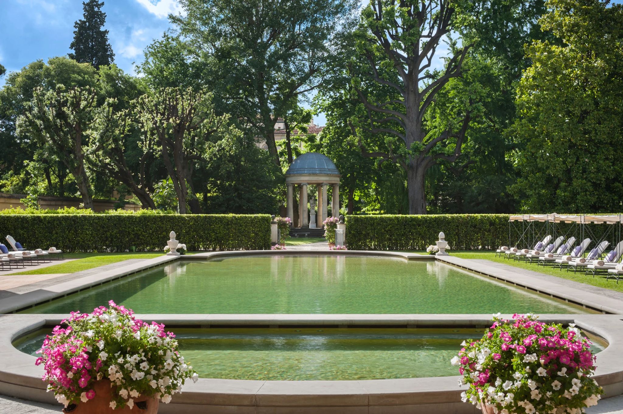 piscina de luxo – piscina four seasons firenze – esculturas italianas 