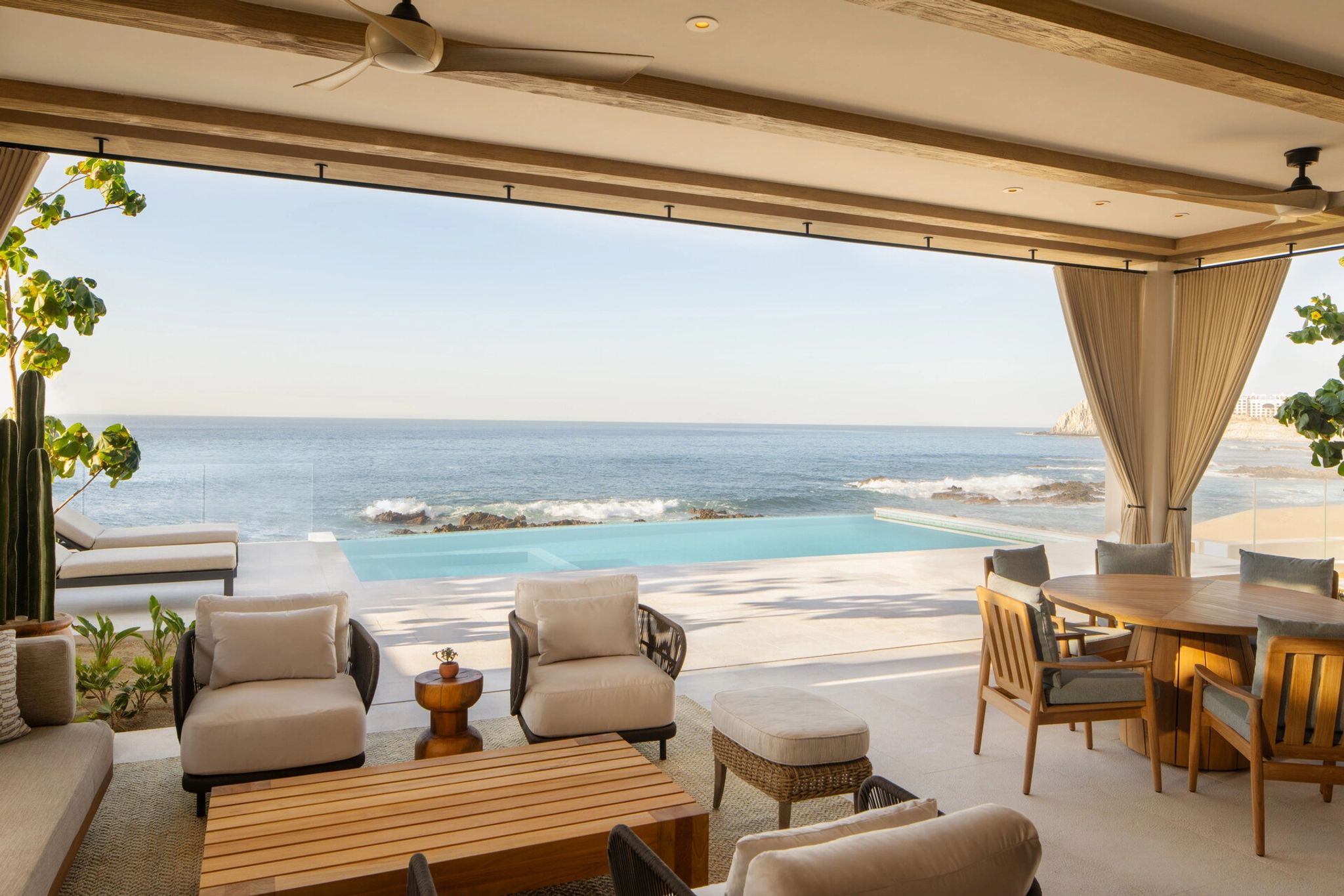 Oceanfront Villa  sala de estar - sala vista mar - piscina frente mar