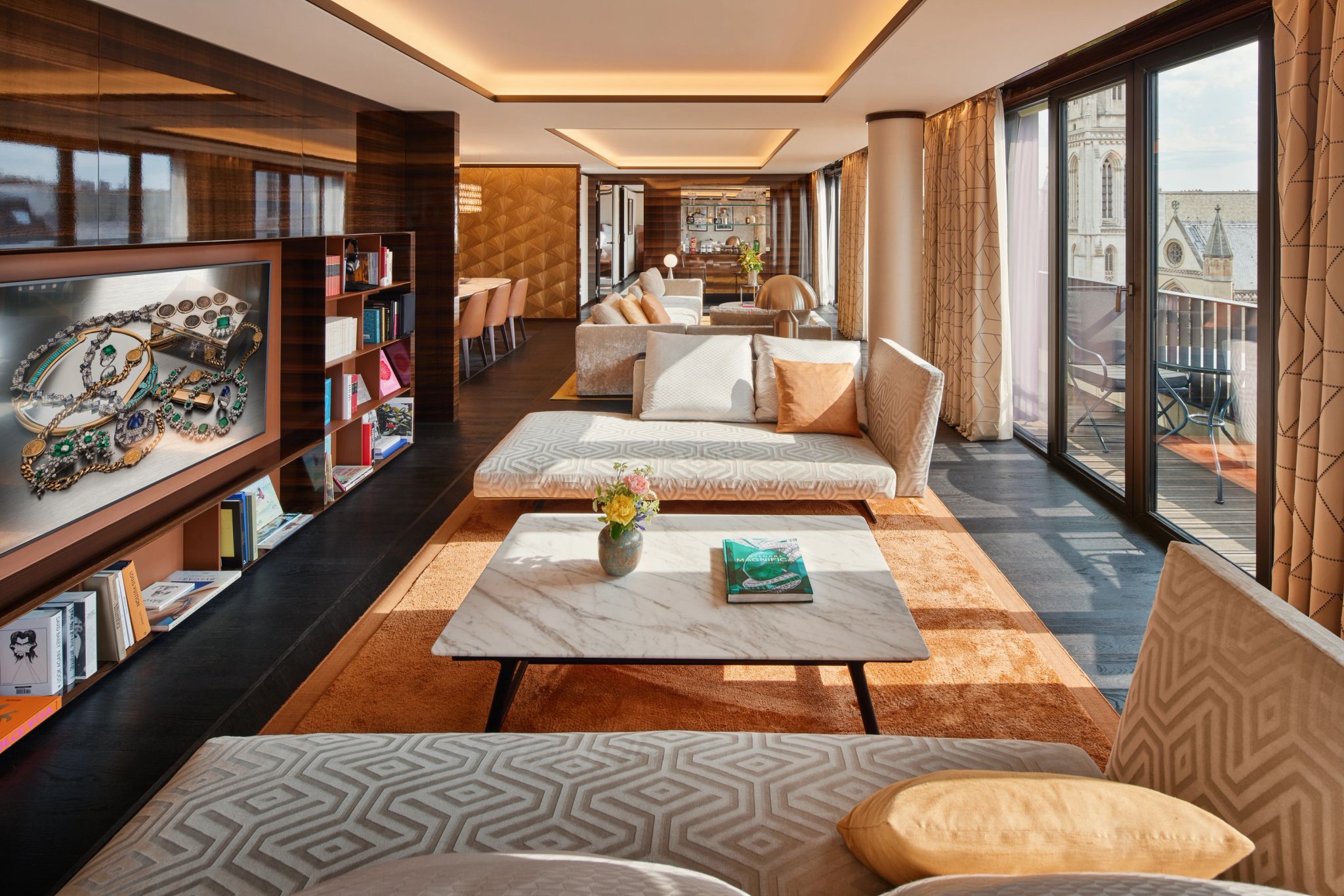 Bvlgari Suite I & III sala moderna – sala de estar - decoraçao chique - estante de livros