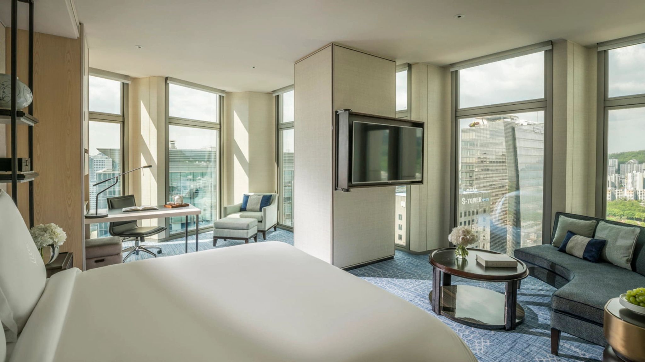 Corner Premier quarto com vista - quarto moderno - sala de tv