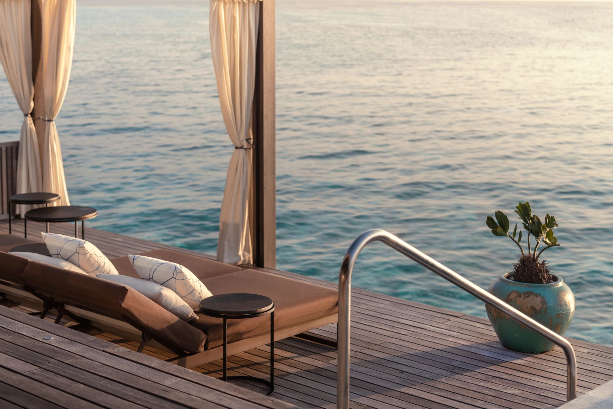 vista para o mar - espreguiçadeiras - area de lazer