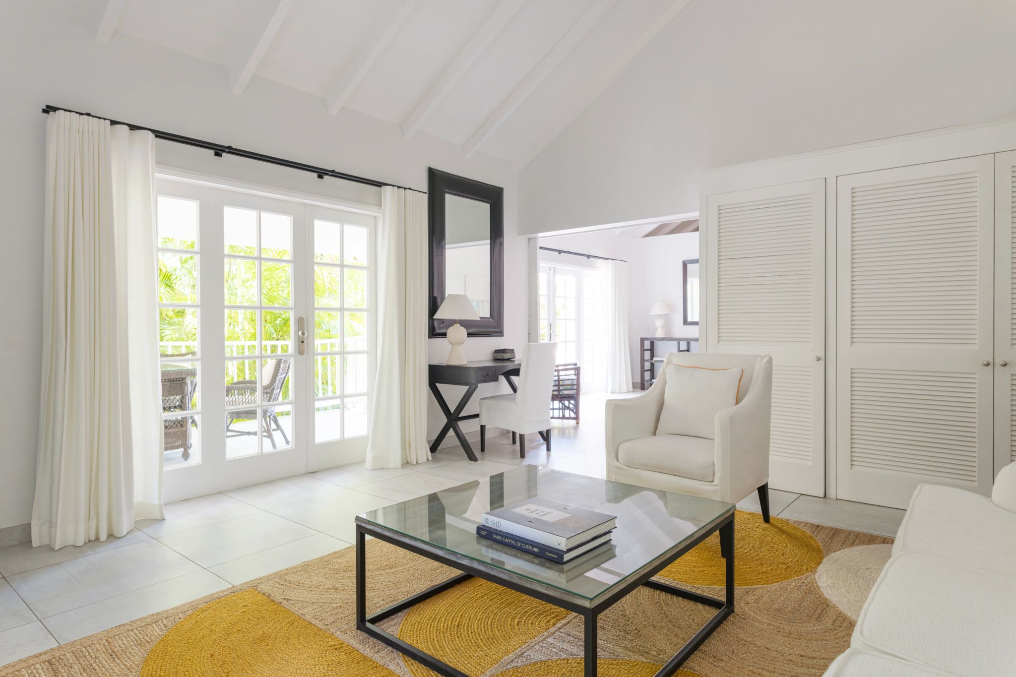 Two Bedroom Garden Suite   sala de estar – suite com sala – suite com varanda - sala chique