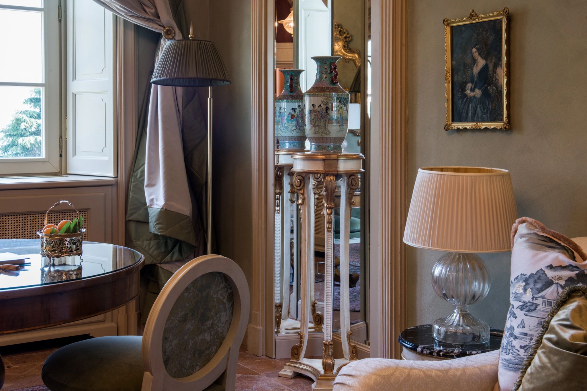 Junior Suite in the Villa Lake View suite com mesa – jantar na suite - decoraçao chique