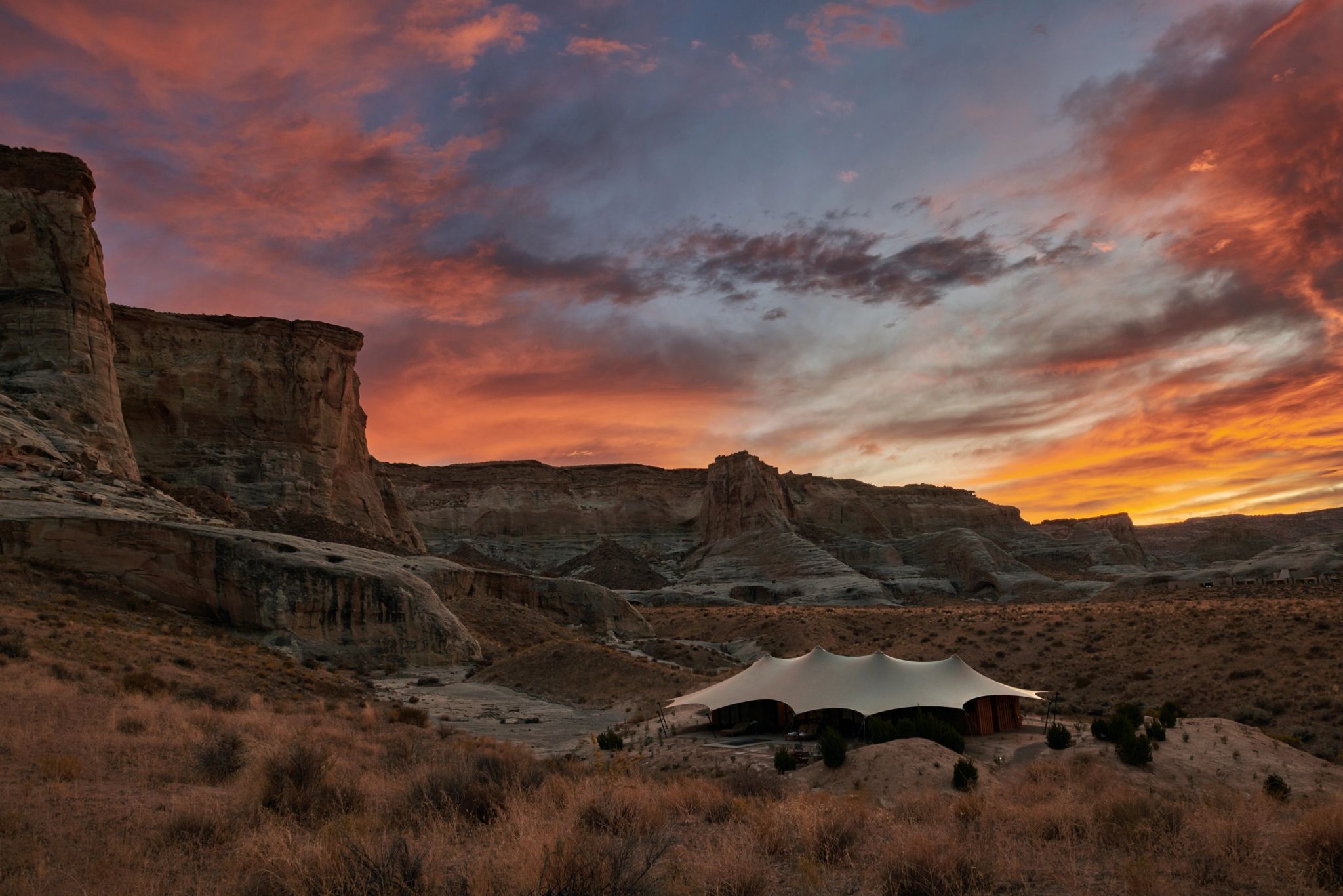 contato com a natureza �– vista por do sol –  glamping - acampamento de luxo