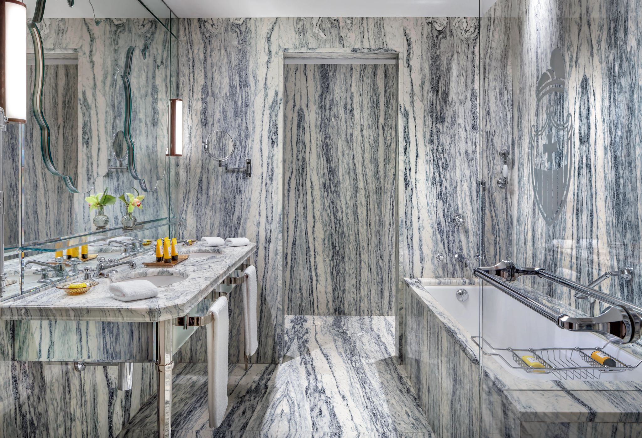 banheiro de luxo em veneza - banheira de imersao - pia dupla