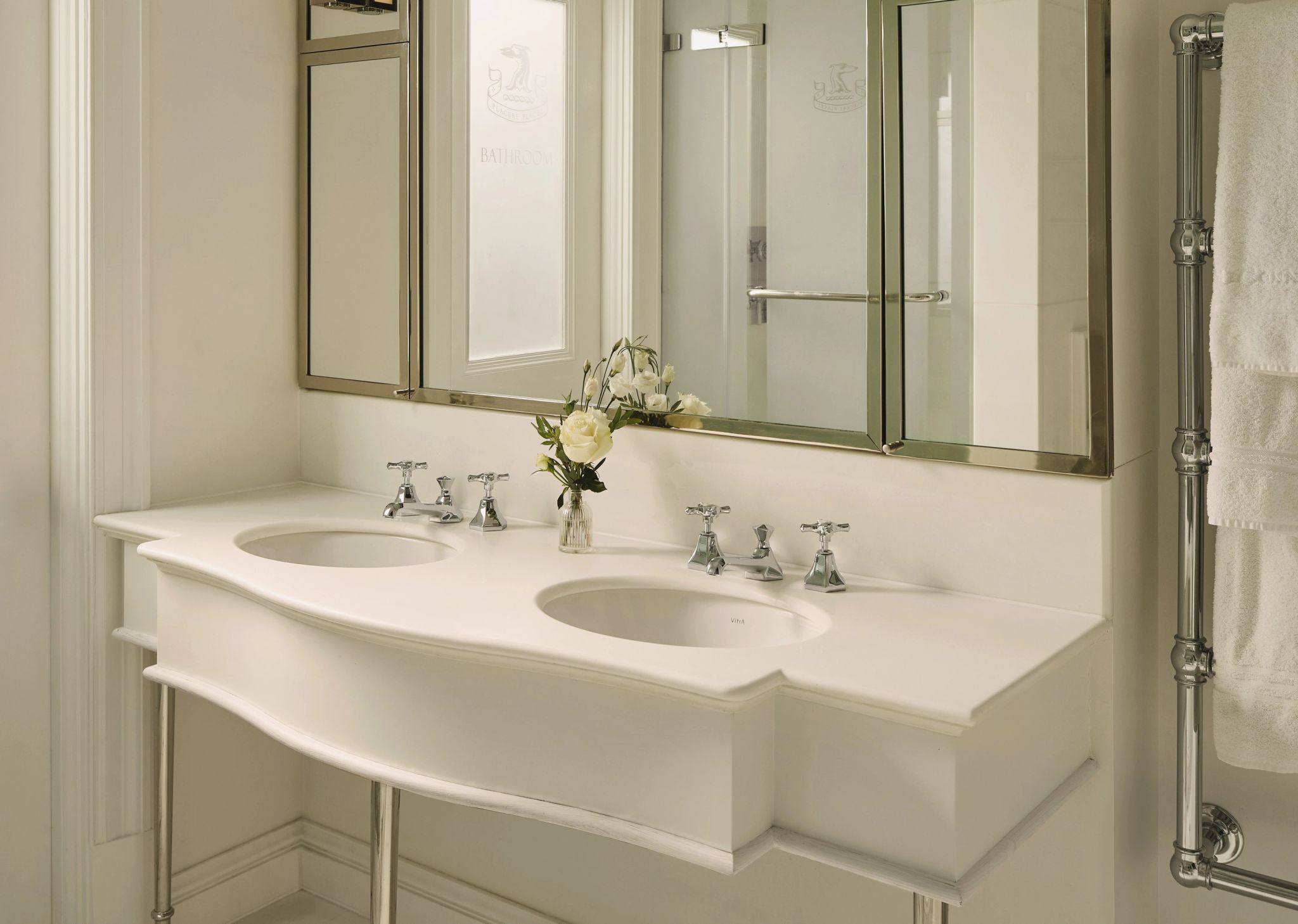 Superior banheiro com pia dupla - pia dupla - banheiro de luxo - banheiro de hotel