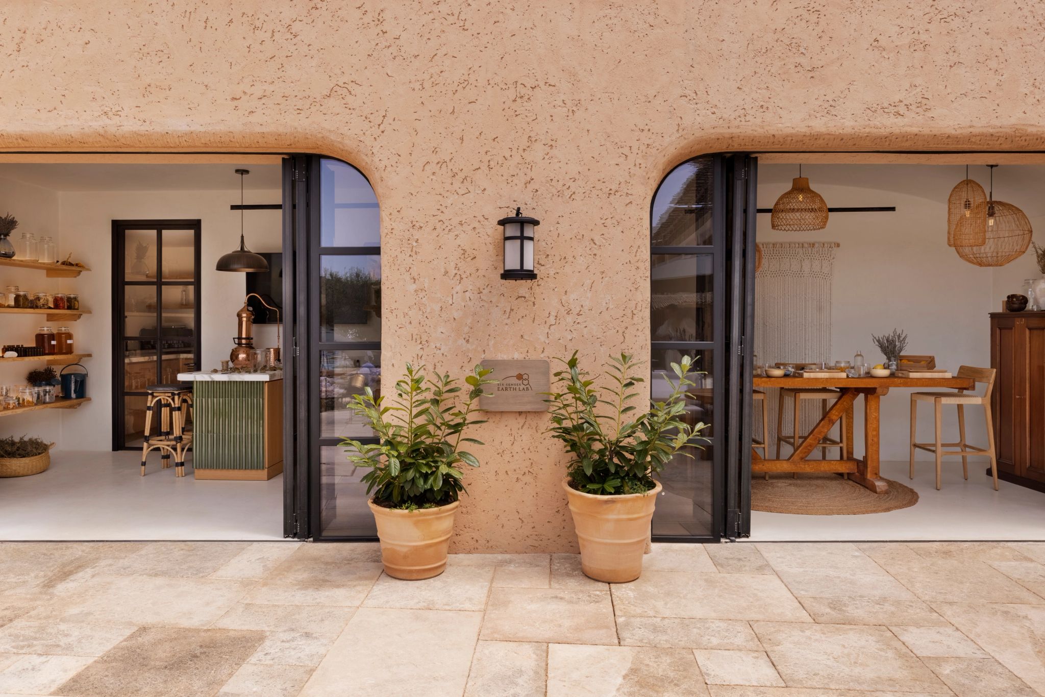 mesas externas - fachada de barro - vasos de plantas tropicais