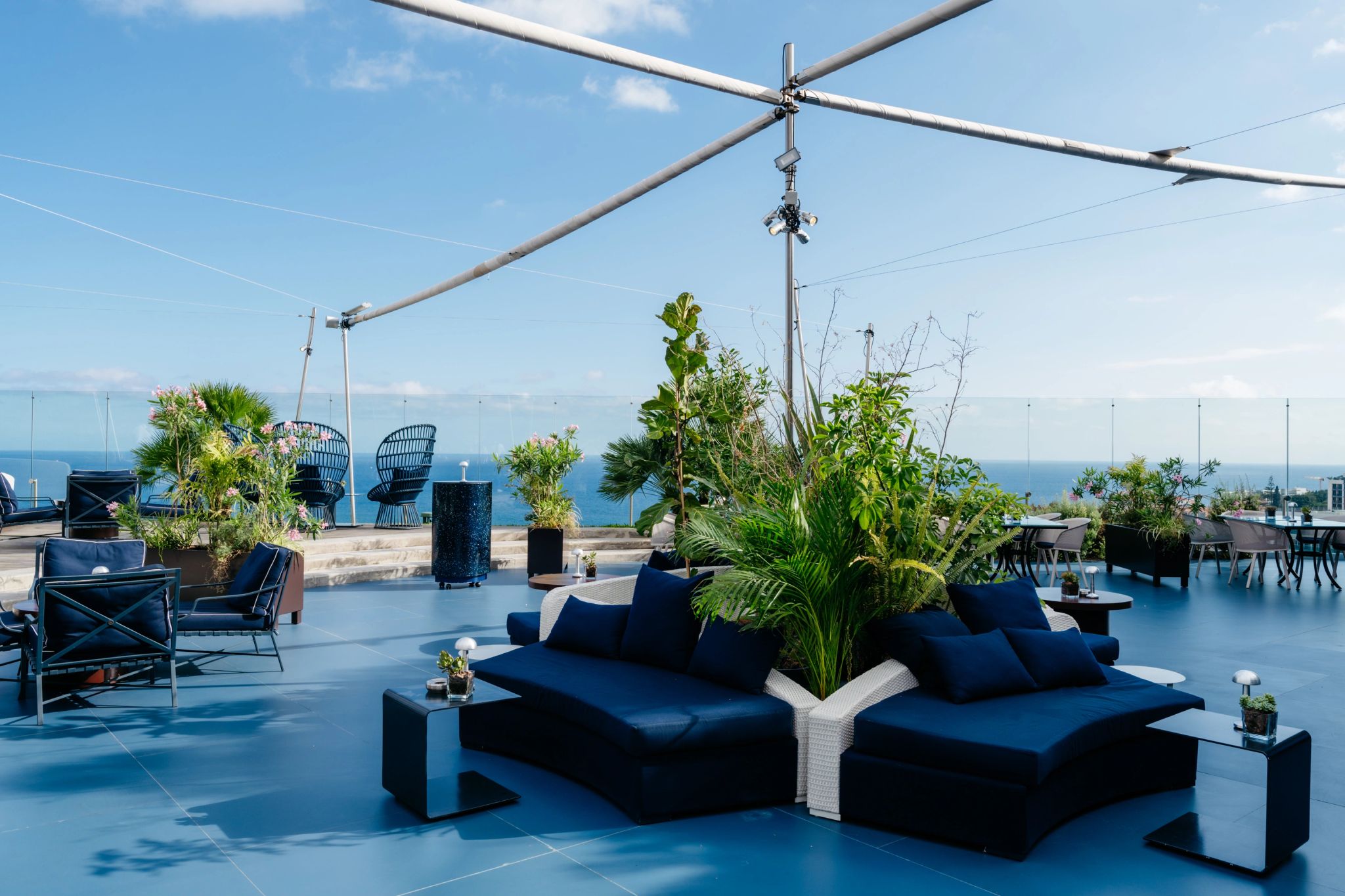 bar no topo do hotel com cocktails e vista para o oceano atlantico