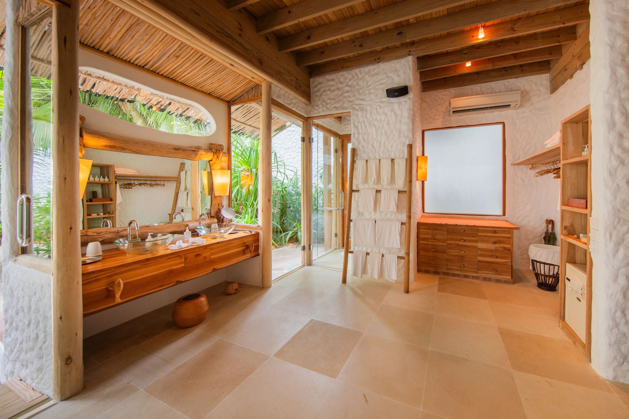 Crusoe Suite Pool suite conforto maldivas - decoracao tropical rustica - cama king size luxo