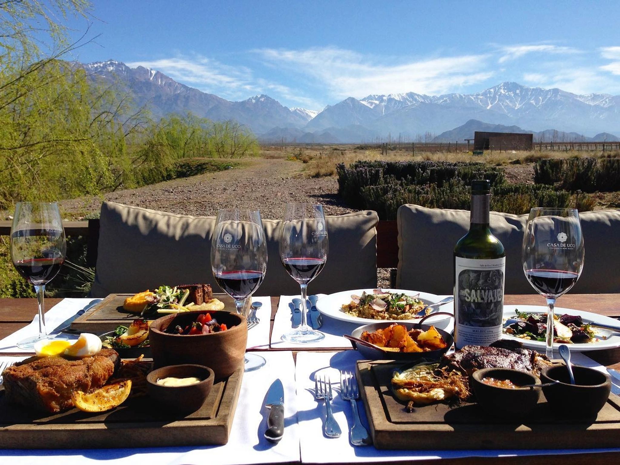 Almoço e Montanhas refeição ao ar livre com pratos típicos e paisagem da cordilheira dos andes