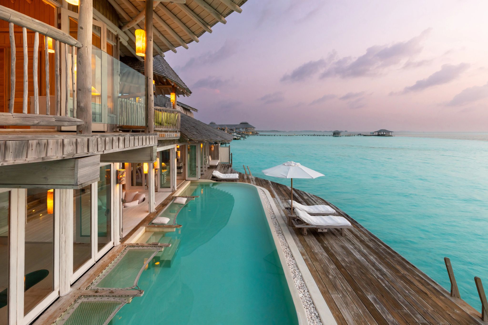 Two Bedroom Water Retreat Slide   piscina externa - piscina frente mar - piscina de luxo