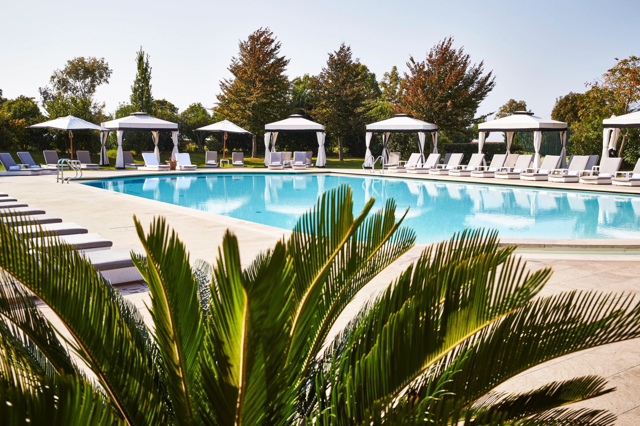 hotel com piscina - piscina externa - lazer ao ar livre - atividades de lazer