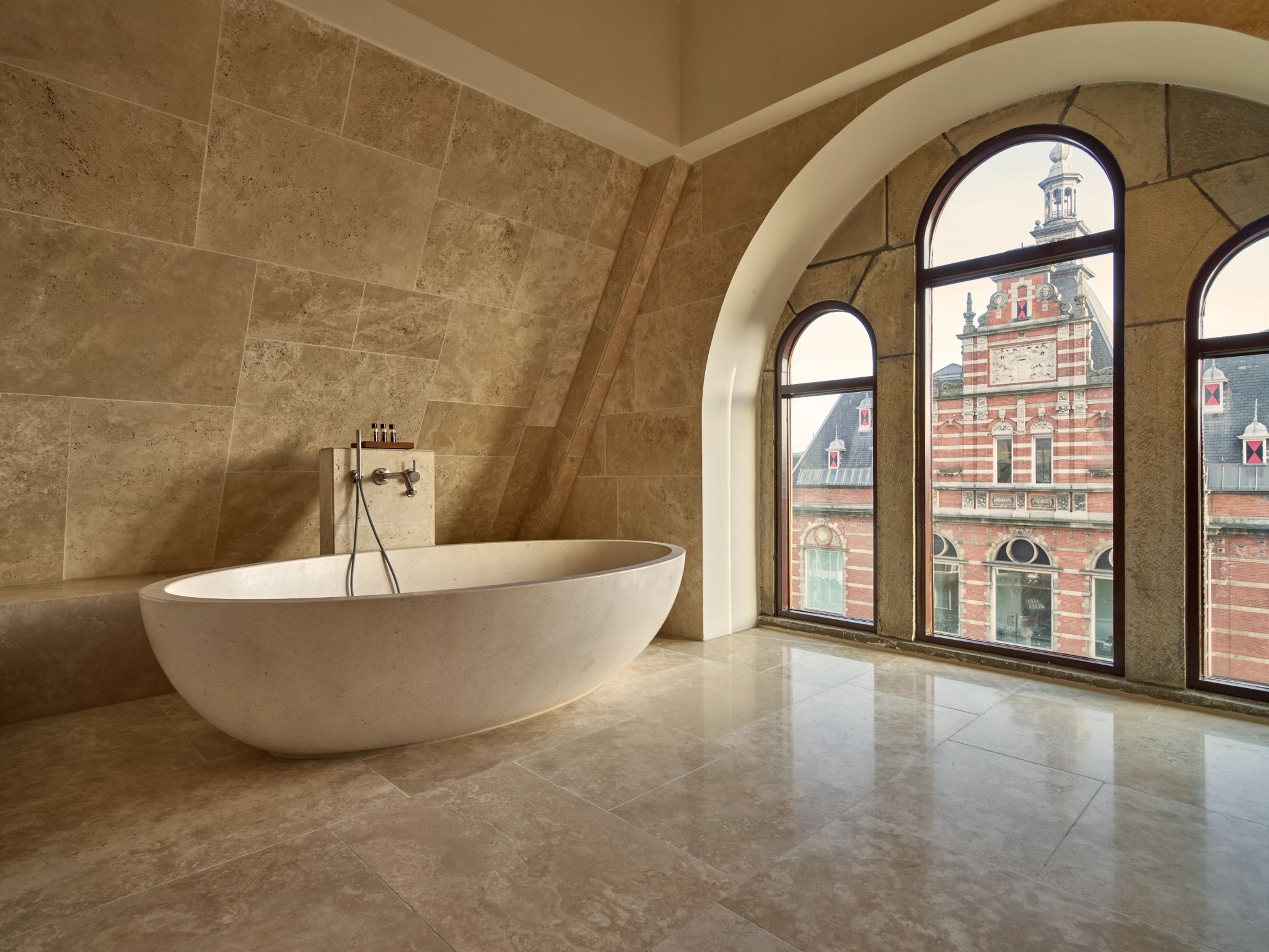 banheira de imersao - banho relaxante - banho de banheira - banheiro vista amsterdam