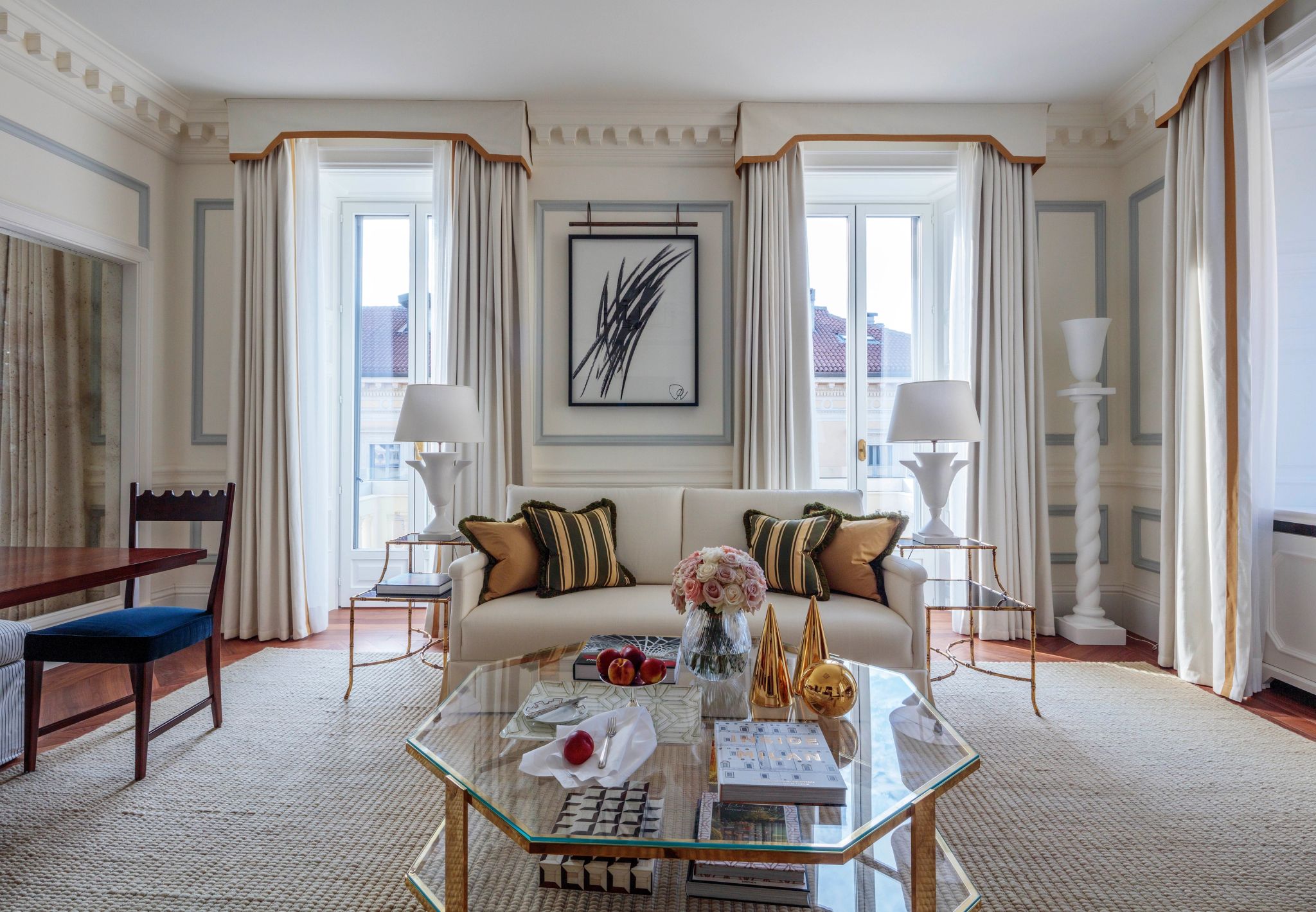 Duomo One Bedroom Apartment Balcony sala de estar - sala chique - sala ampla