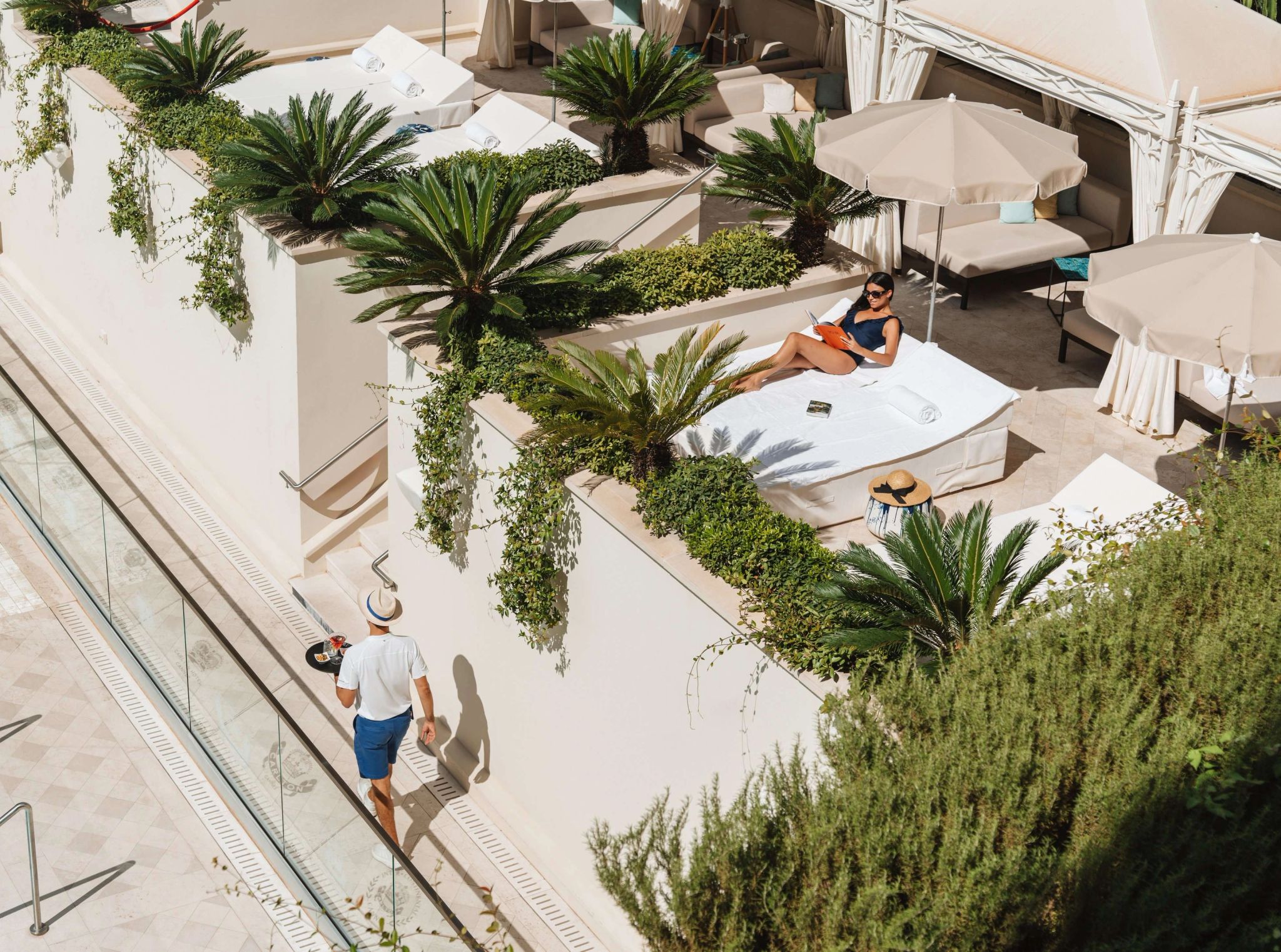 Piscina do hotel lazer ao ar livre - atividades de lazer - banho de sol