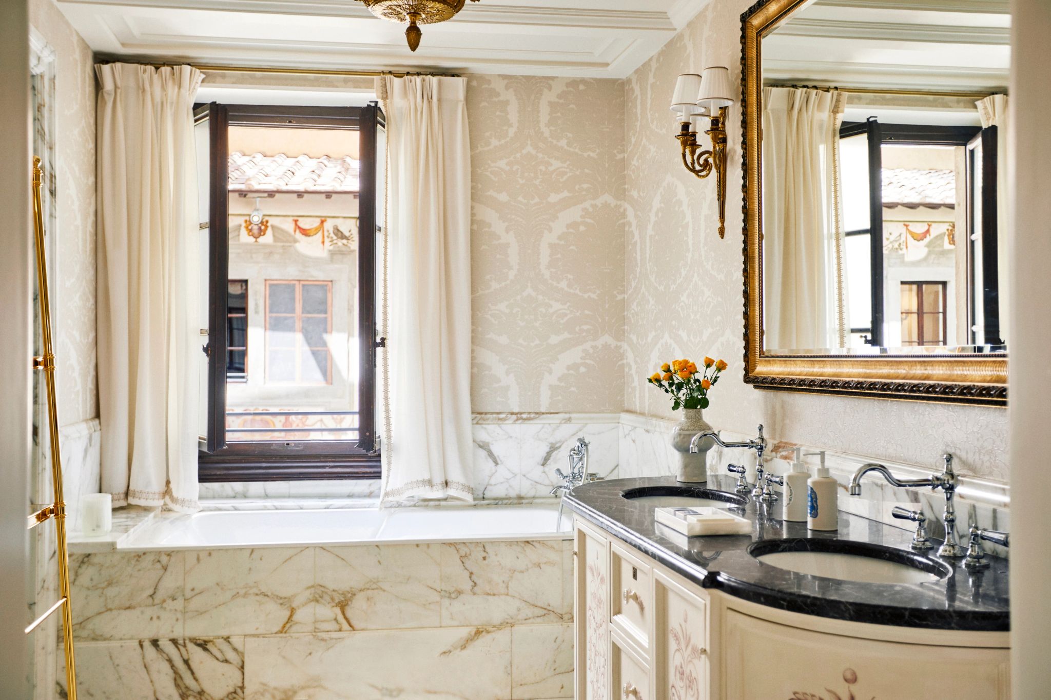 banheiro de luxo – banheira de marmore – banho de banheira