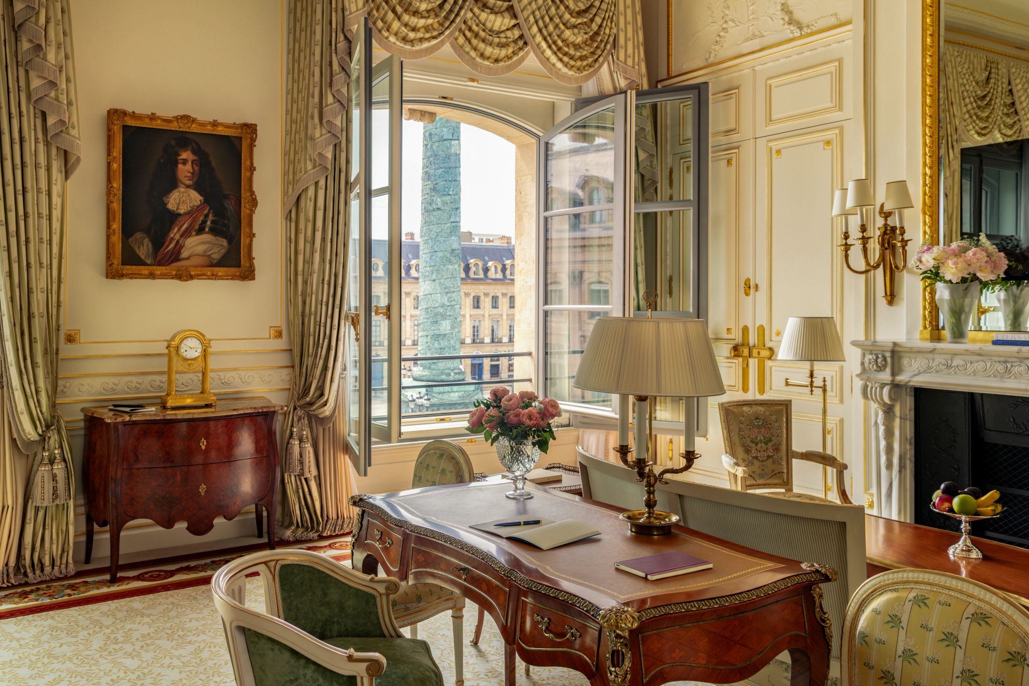 Ritz Paris quarto luxuoso - suite classica - decoracao rococo