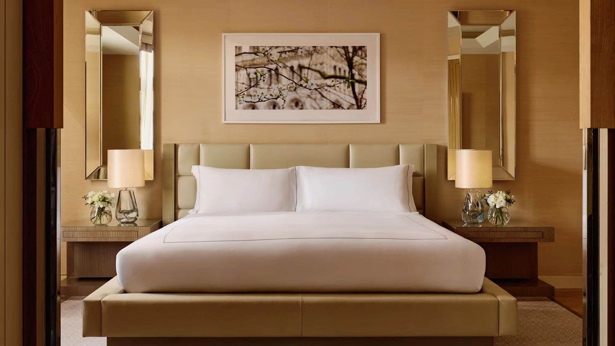 cama king size - cabeceira estofada creme - paineis espelhados parede