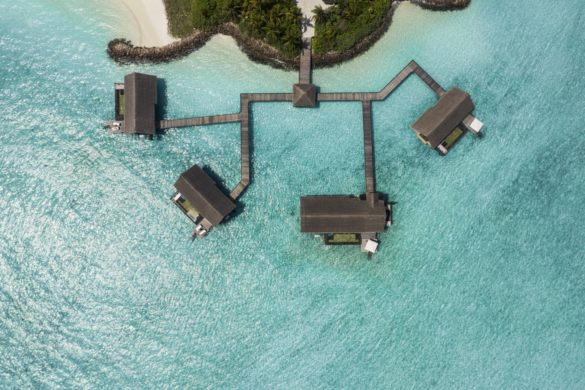 bangalos sobre a agua – vista aerea – ilha paradisiaca - ilhas nas maldivas 