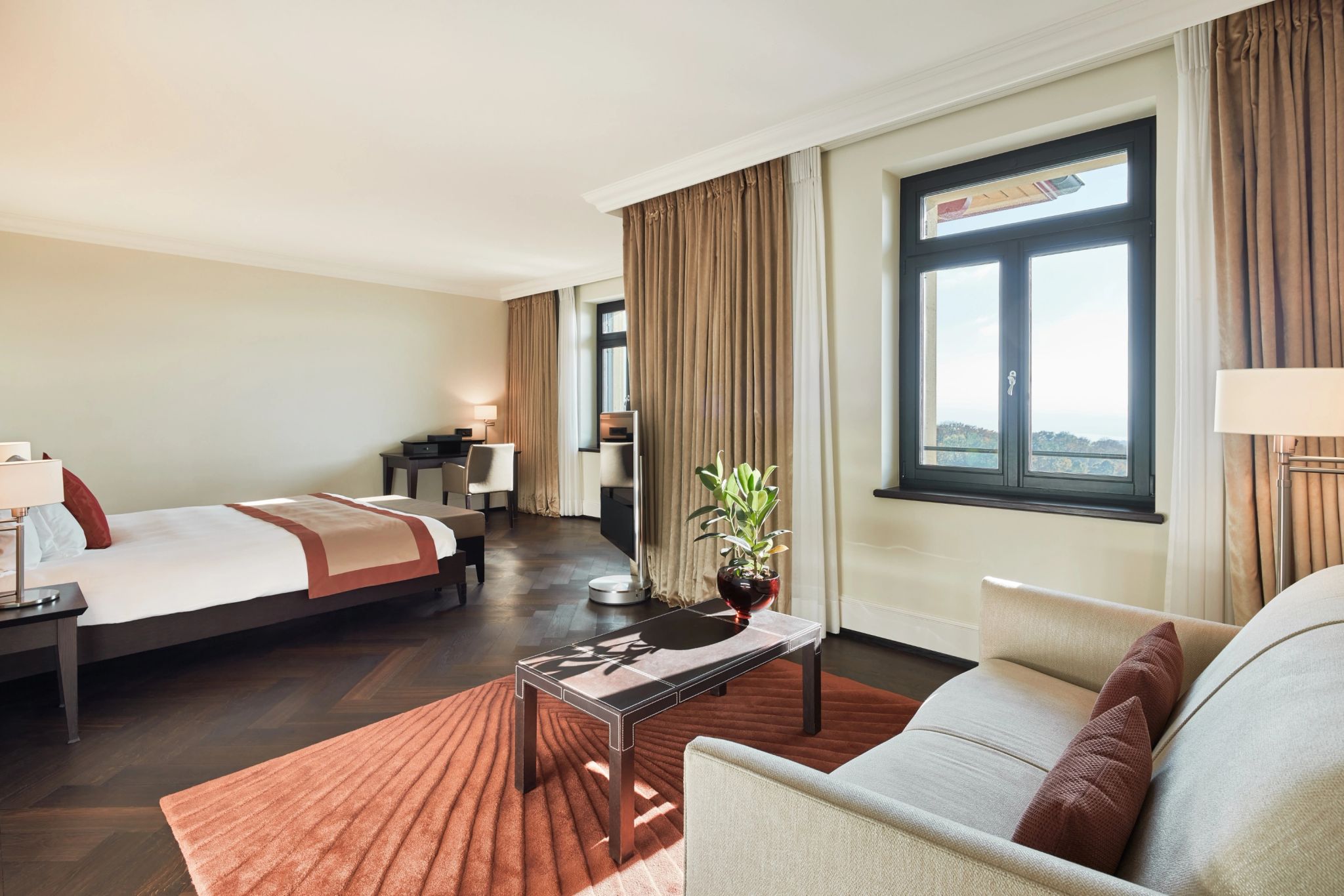 suite com sala – mesa de escritorio – suite ampla - sala integrada - sofa confortavel