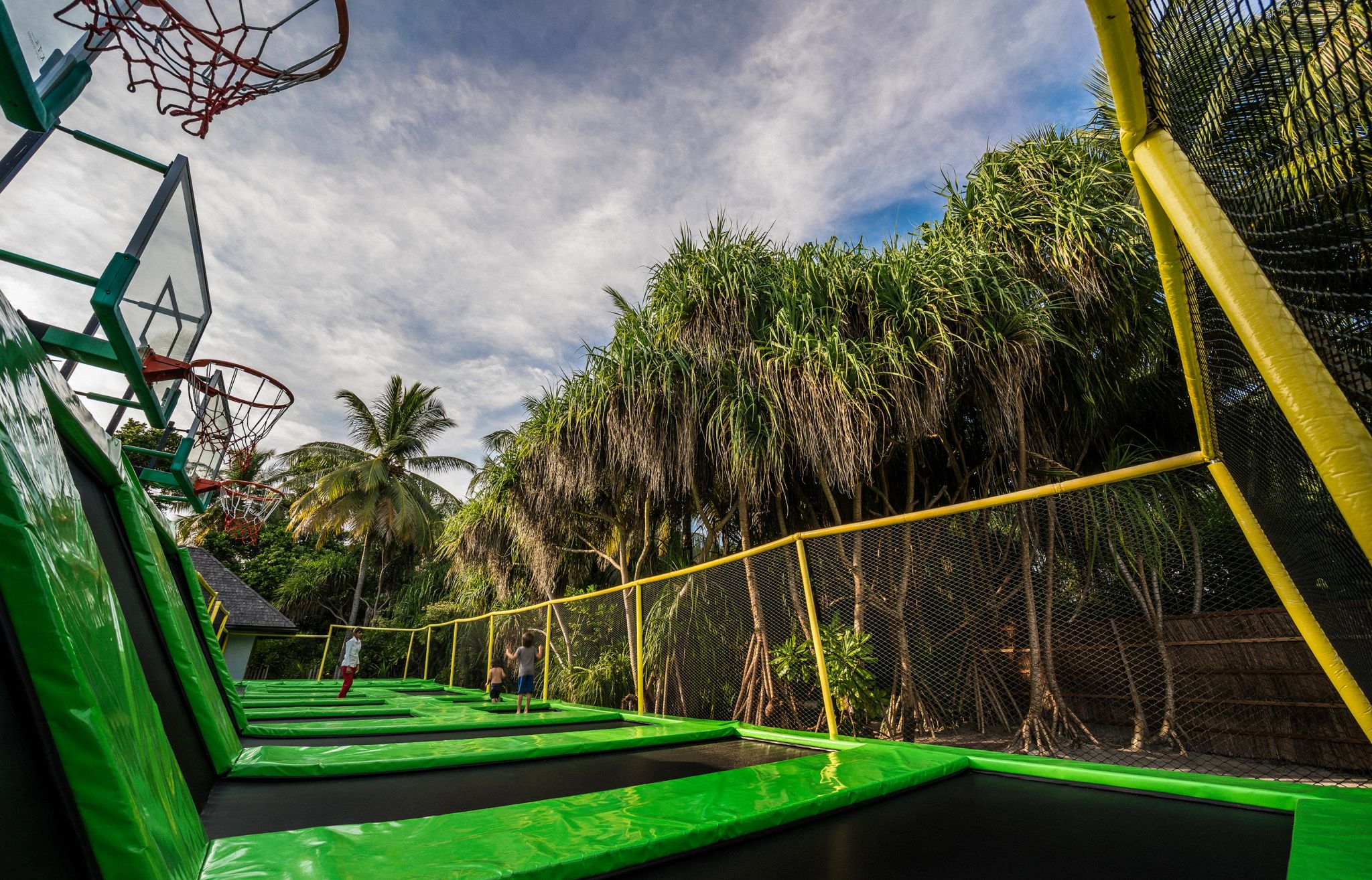 Parque de trampolis trampolim - atividades para crianças - atividades de lazer