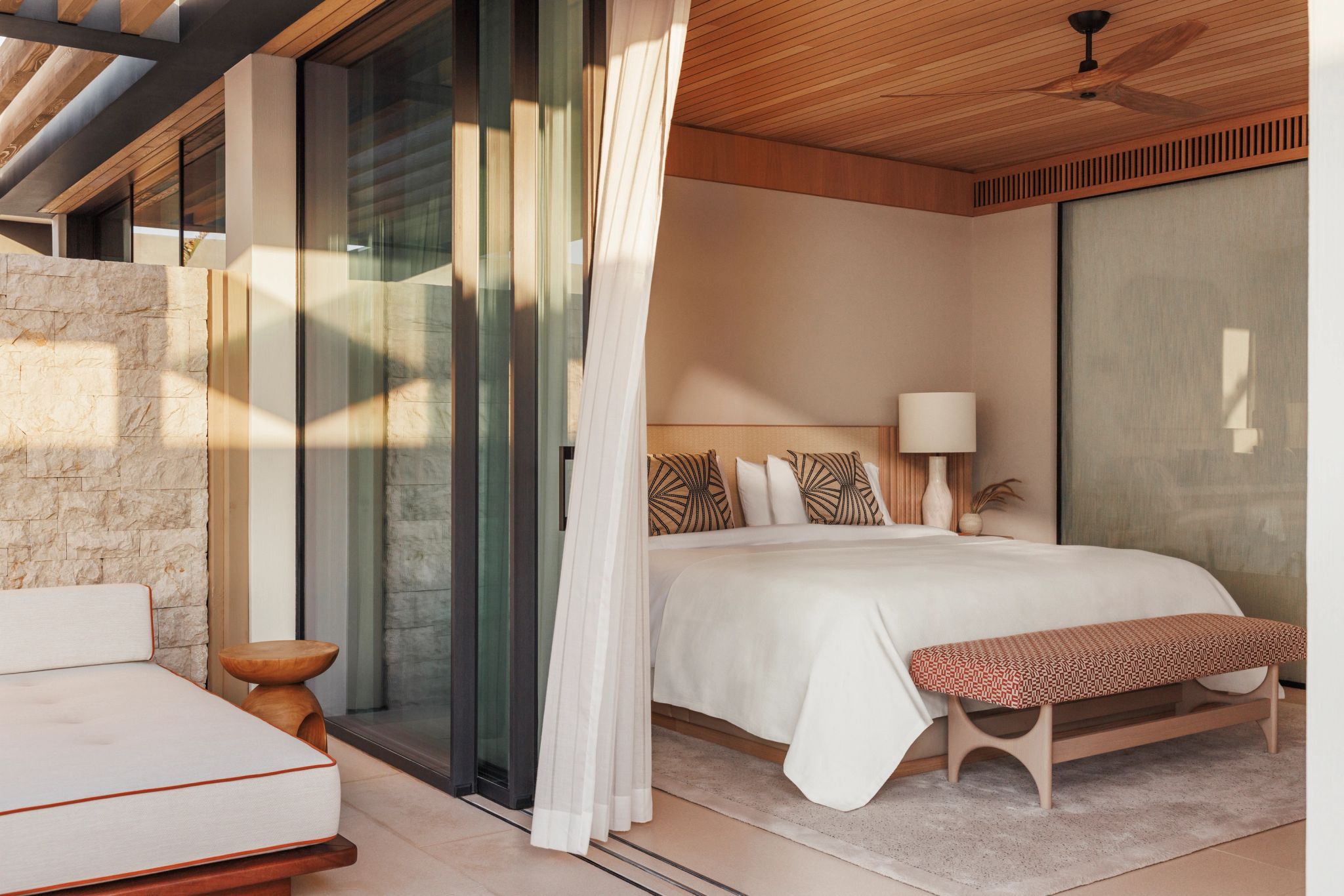 Two Bedroom Epos Suite Seafront suite premium – cama de casal – decoracao moderna