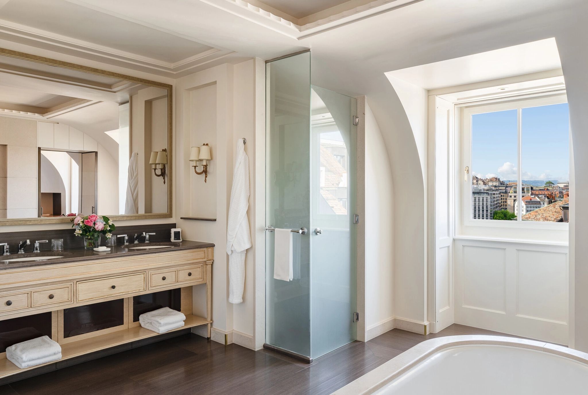 Loft Suite King banheiro amplo - banheiro com banheira - chuveiro e banheira separadaos - banheiro de hotel