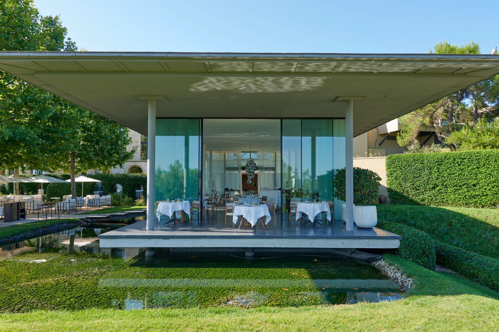 Exterior Restaurante Hélène Darroze restaurante moderno – restaurante com varanda - area gourmet - almoço ao ar livre