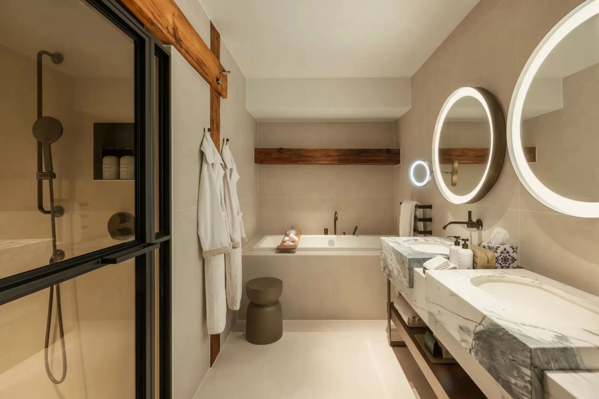 Three Bedroom Rooftop House banheiro luxo - duas pias - chuveiro separado