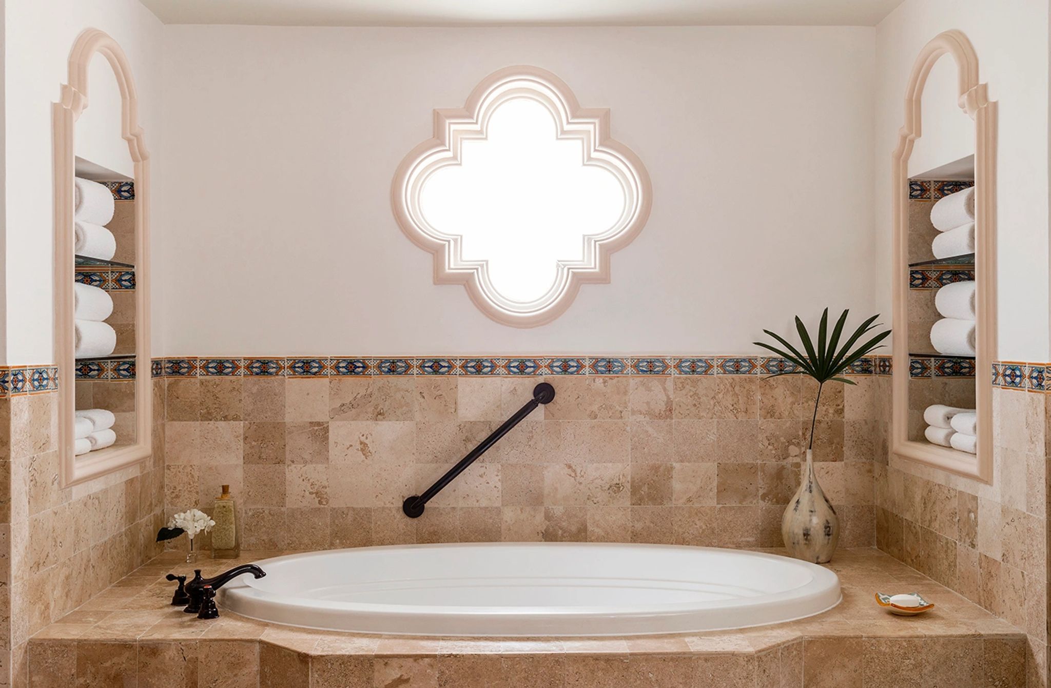 banheiro suite principal - chuveiro rain shower - acabamento em pedra