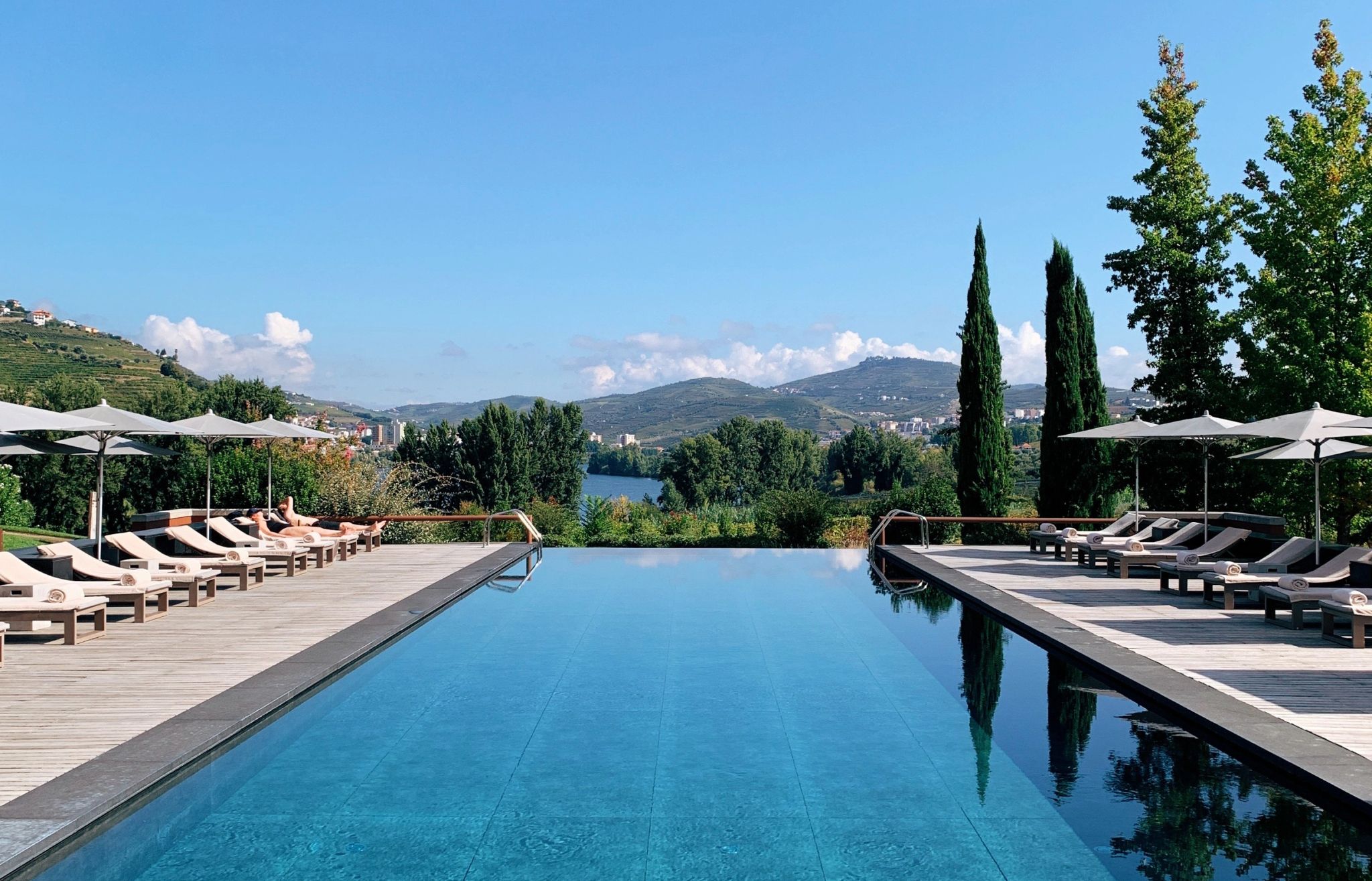 borda infinita piscina - vista vale rio - hotel premium portugal