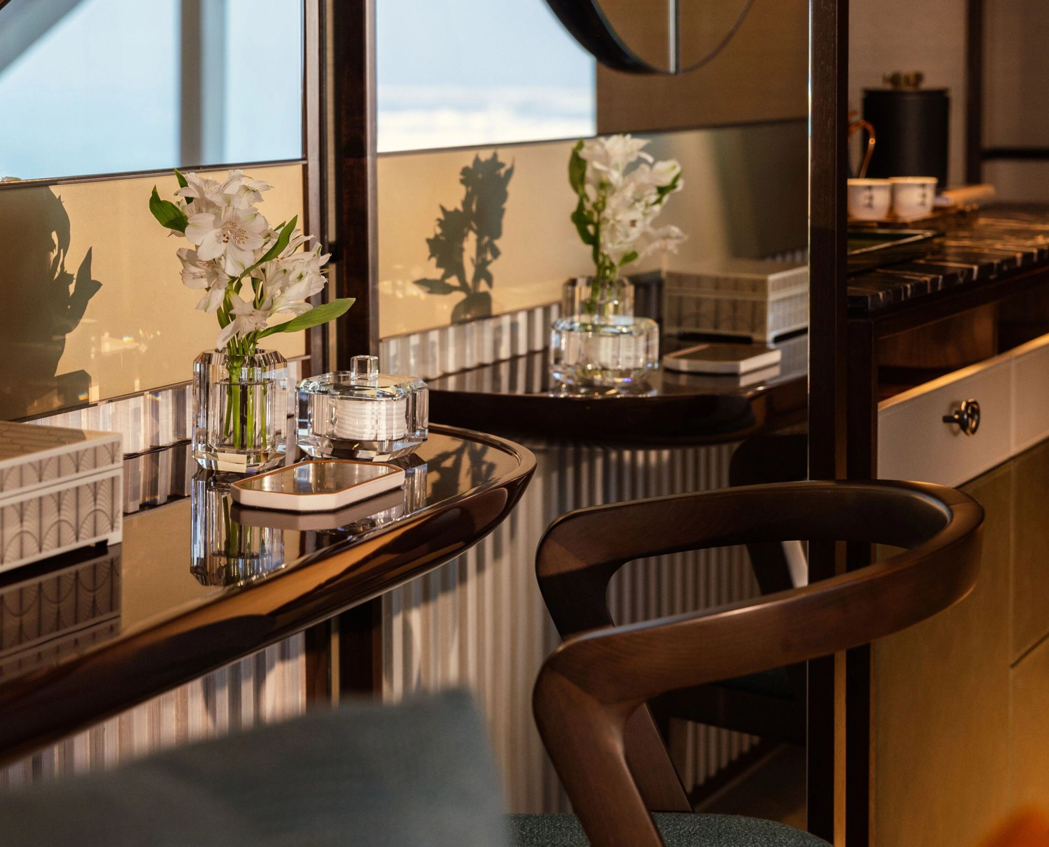 Lusail View Junior Suite mesa de trabalho - arranjo de flores - quarto moderno