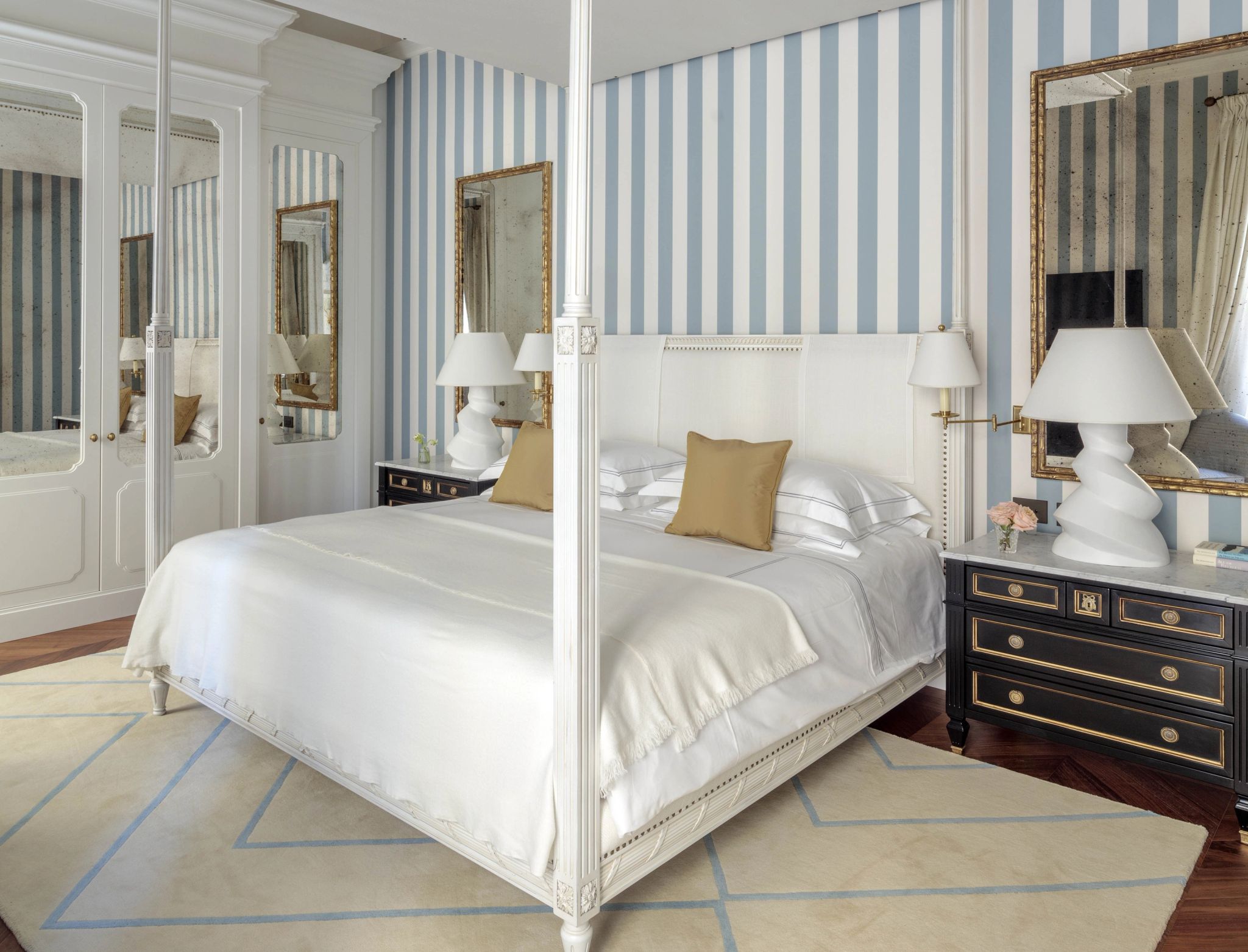 Brera One Bedroom Apartment Frescoes cama de dossel - decoraçao classica - afrescos italianos