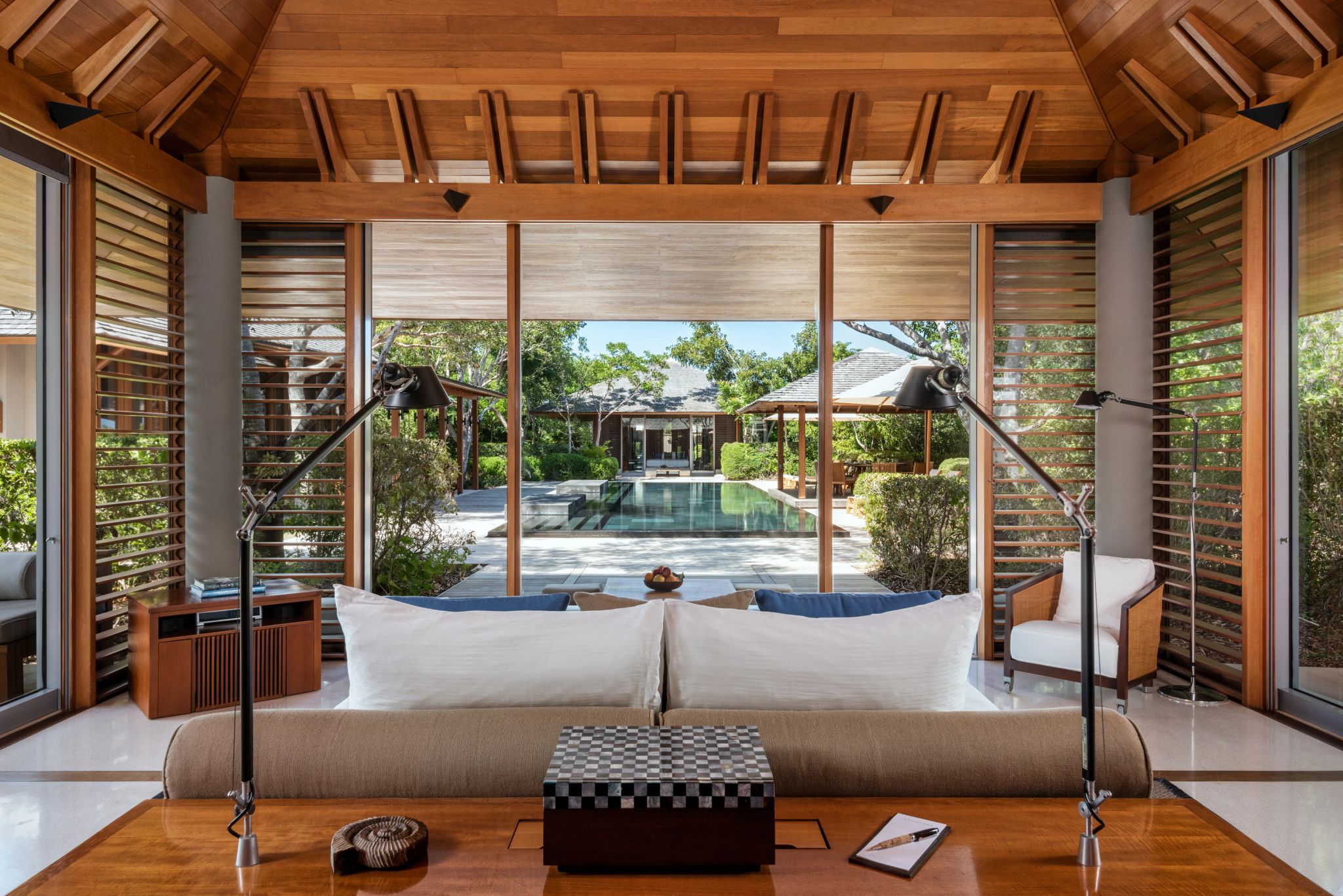 Four Bedroom Beach Path Tranquility Villa vila - sala de estar - vista piscina