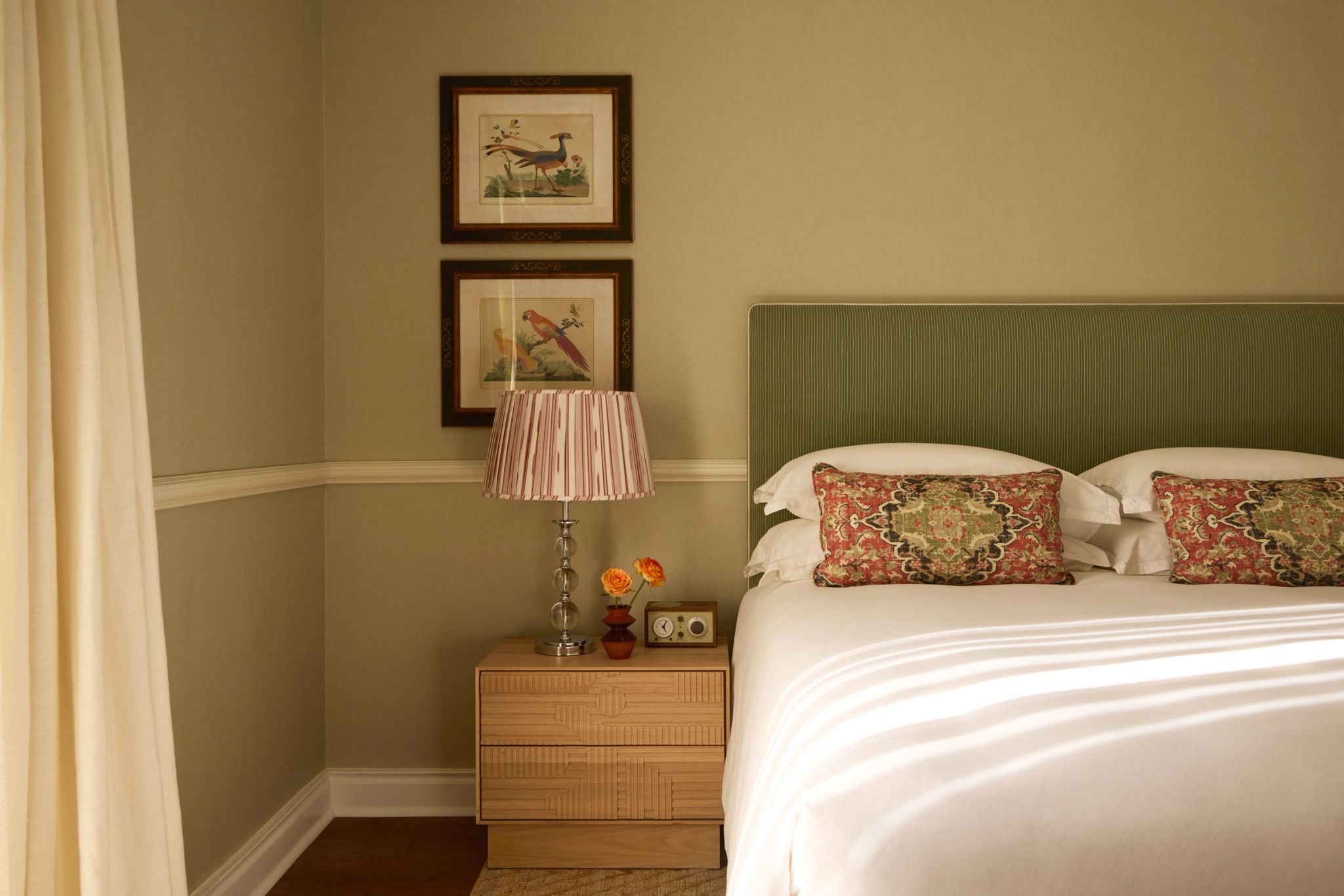 suite ampla - cama de casal - moveis nobres