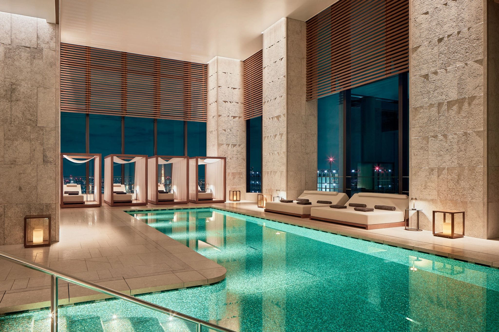 piscina interna iluminada noite - atmosfera spa luxo - relaxamento premium