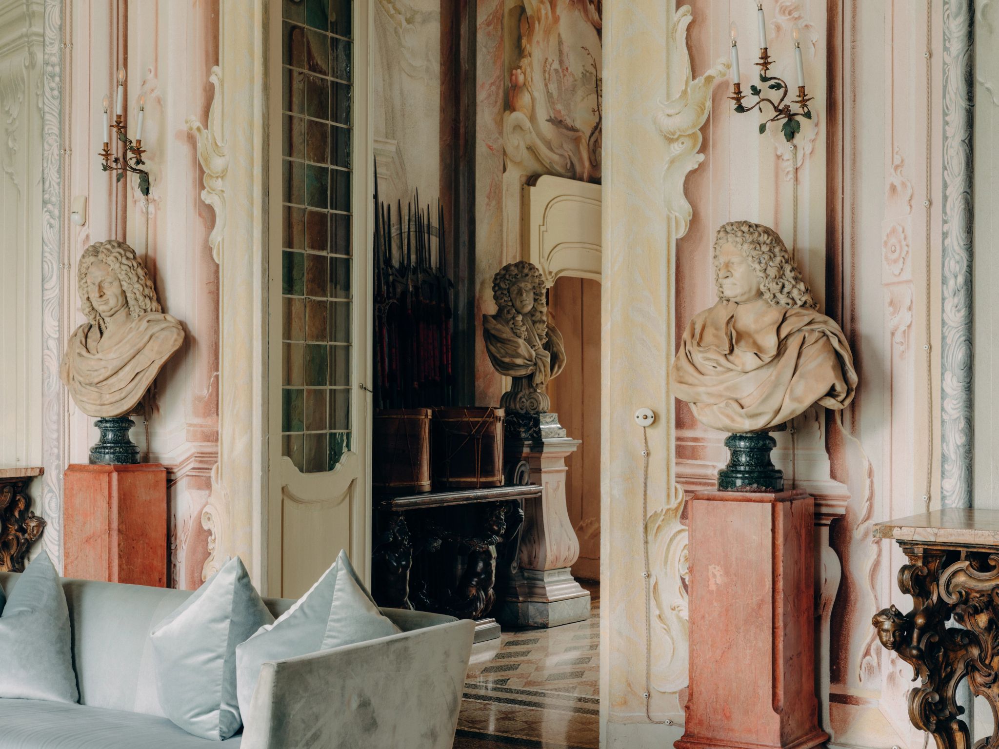 Villa Sola Cabiati vila grande – decoracao artistica – entrada luxuosa