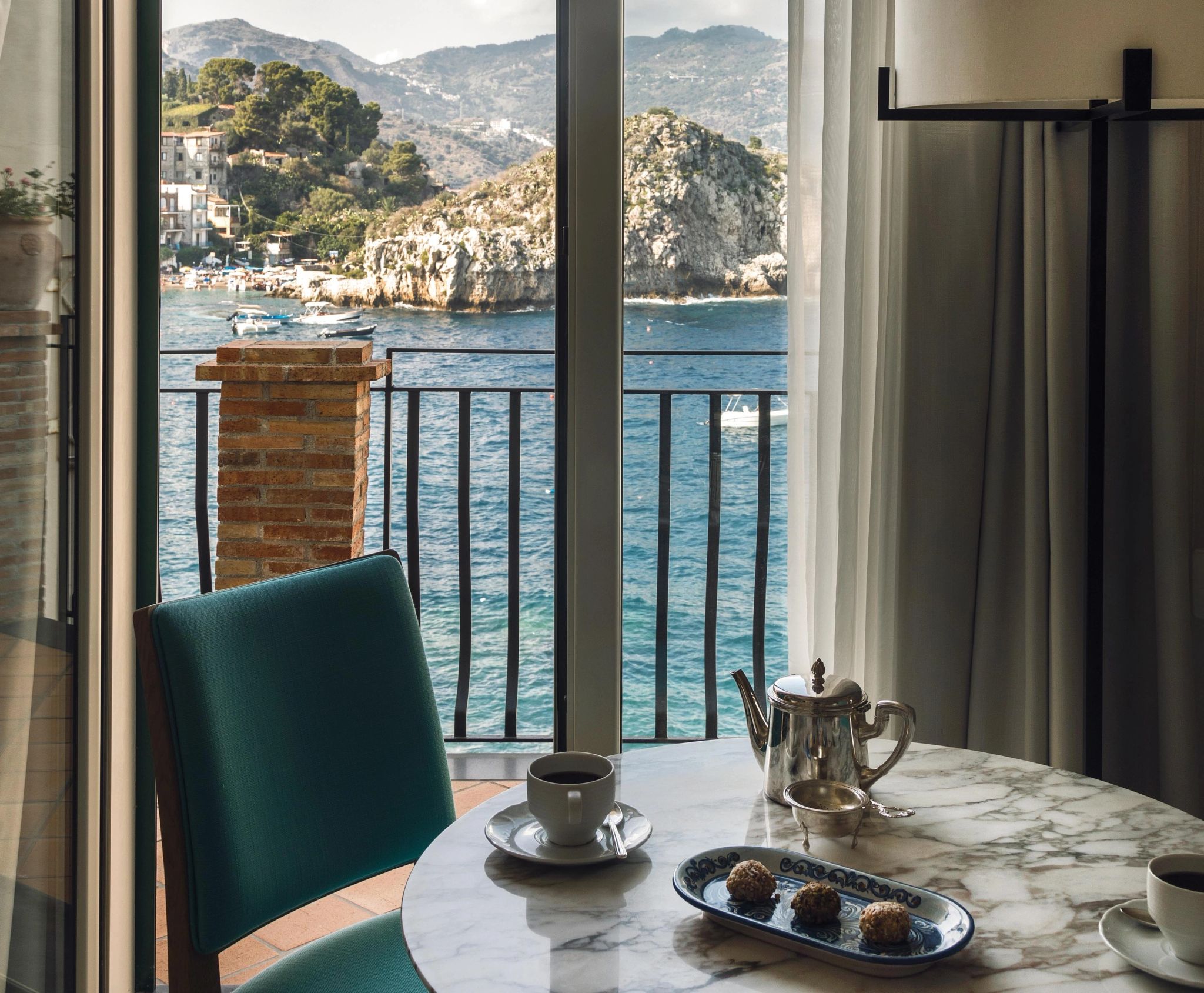 Premium Sea View Junior Suite Balcony mesa da suite -vista mar - luxo na italia