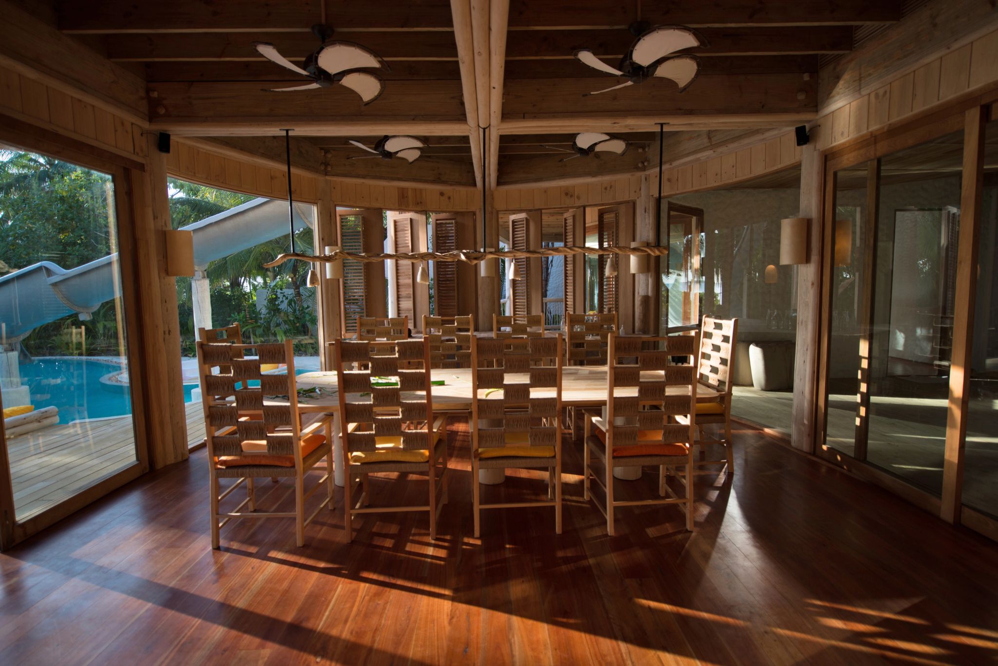 Villa 15 suite com piscina - vila maldivas- mesa de jantar