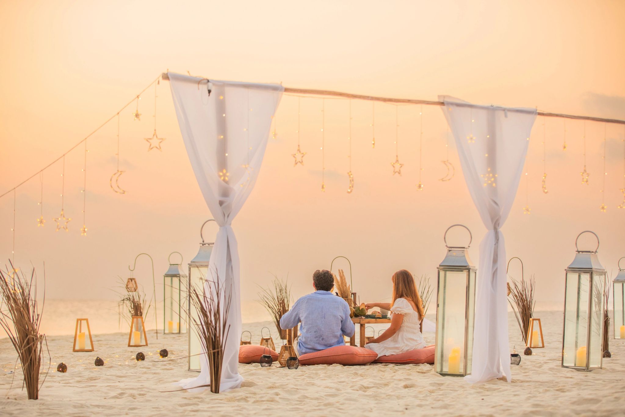 Montagem de Jantar de Eid na Praia Turtle decoracao festiva areia - mesa longa evento - celebracao gastronomica