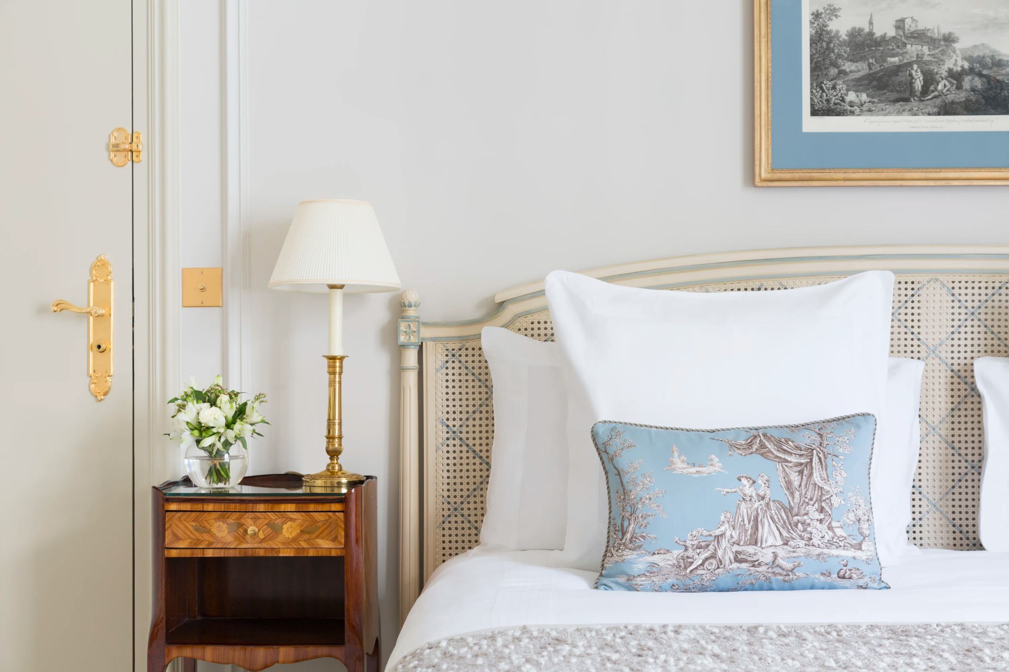 Executive detalhes dourados - obras classicas - almofada estampada - quarto de luxo
