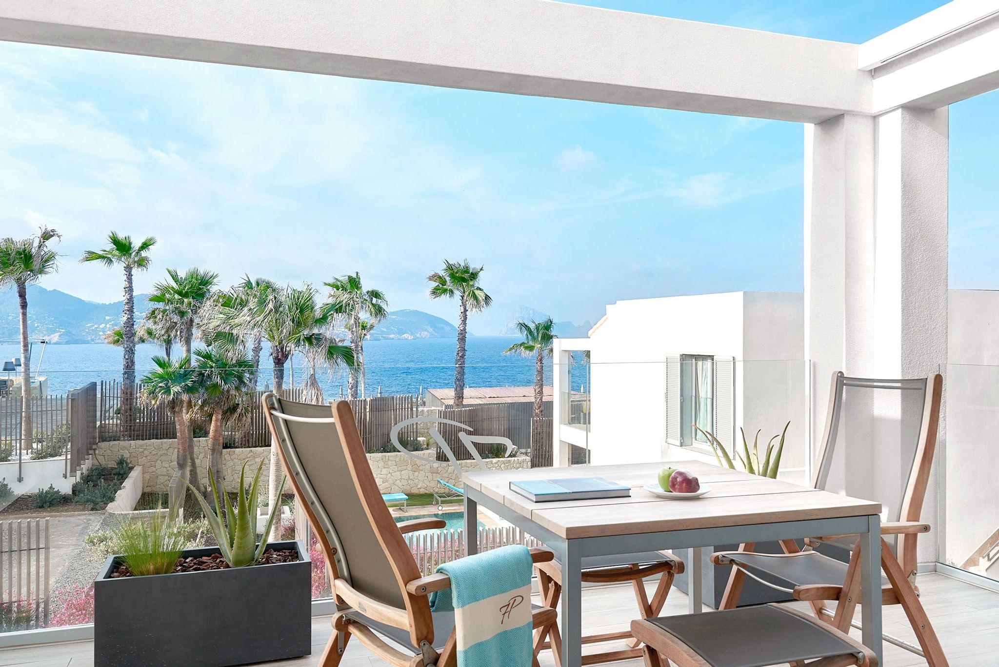 Resort Infinity Suite  varanda com vista panoramica – mesa externa – ambiente exclusivo para relaxar