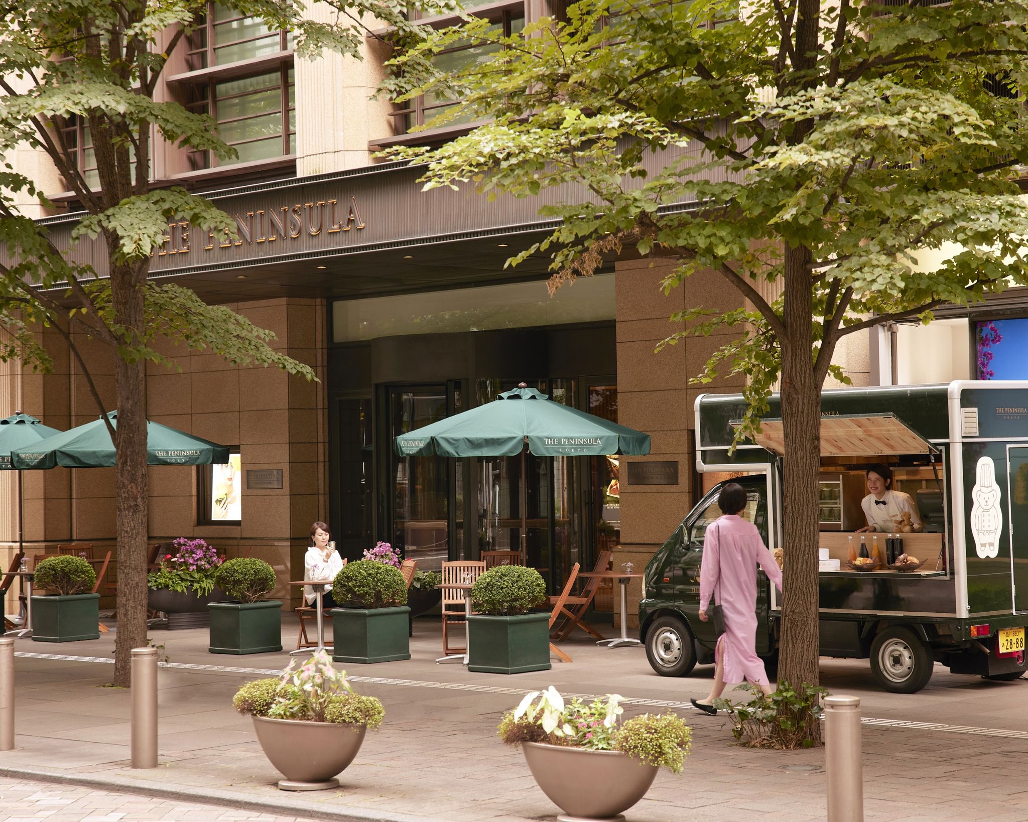 entrada peninsula tokyo – food truck – arquitetura moderna – outdoor cafe